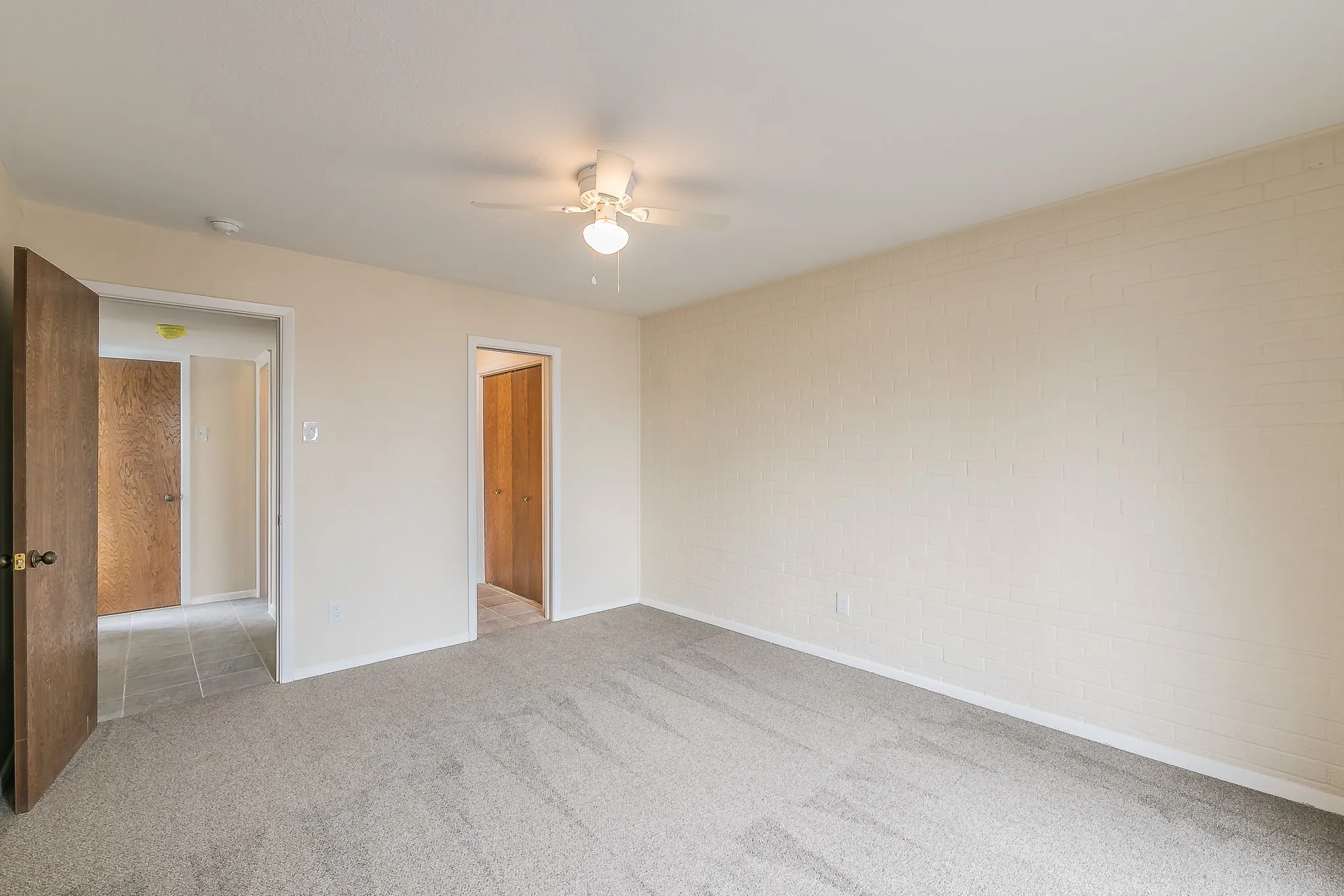 Townhouse For Sale in Tarrant County , 2807 Summit View Drive, Bedford, Texas 76021, 3 Bedroom, 2 Bathroom, 2 Garage spaces, 1,608 Sqft, built in 1972, mls#21360953, Real Estate Agent in Bedford, Homes For Sale in Tarrant county, Homes For Sale in Bedford, Realtor in Bedford Texas, Real Estate Brokerage Independent Realty Texas, Luminita Cordes Realtor