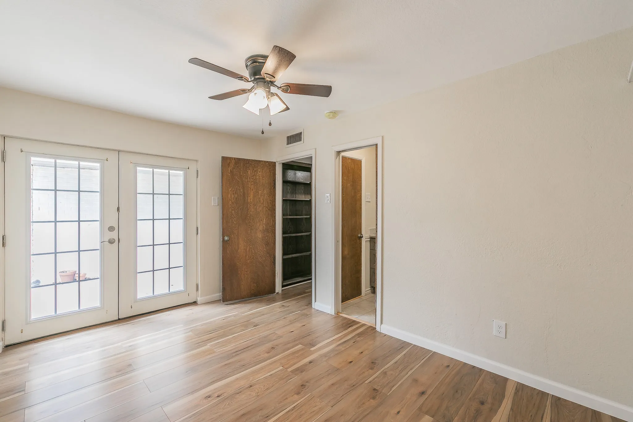 Townhouse For Sale in Tarrant County , 2807 Summit View Drive, Bedford, Texas 76021, 3 Bedroom, 2 Bathroom, 2 Garage spaces, 1,608 Sqft, built in 1972, mls#21360953, Real Estate Agent in Bedford, Homes For Sale in Tarrant county, Homes For Sale in Bedford, Realtor in Bedford Texas, Real Estate Brokerage Independent Realty Texas, Luminita Cordes Realtor