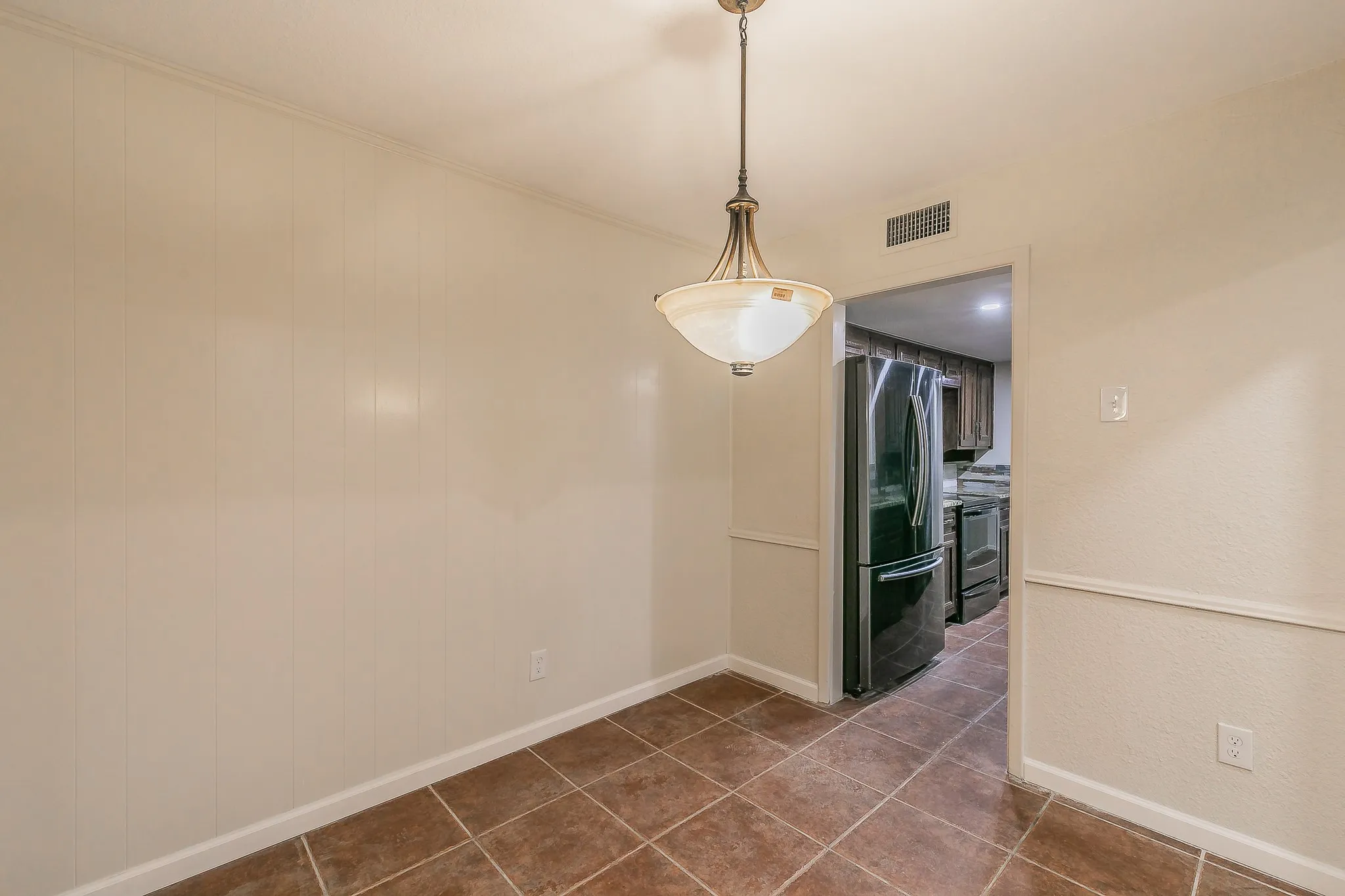 Townhouse For Sale in Tarrant County , 2807 Summit View Drive, Bedford, Texas 76021, 3 Bedroom, 2 Bathroom, 2 Garage spaces, 1,608 Sqft, built in 1972, mls#21360953, Real Estate Agent in Bedford, Homes For Sale in Tarrant county, Homes For Sale in Bedford, Realtor in Bedford Texas, Real Estate Brokerage Independent Realty Texas, Luminita Cordes Realtor