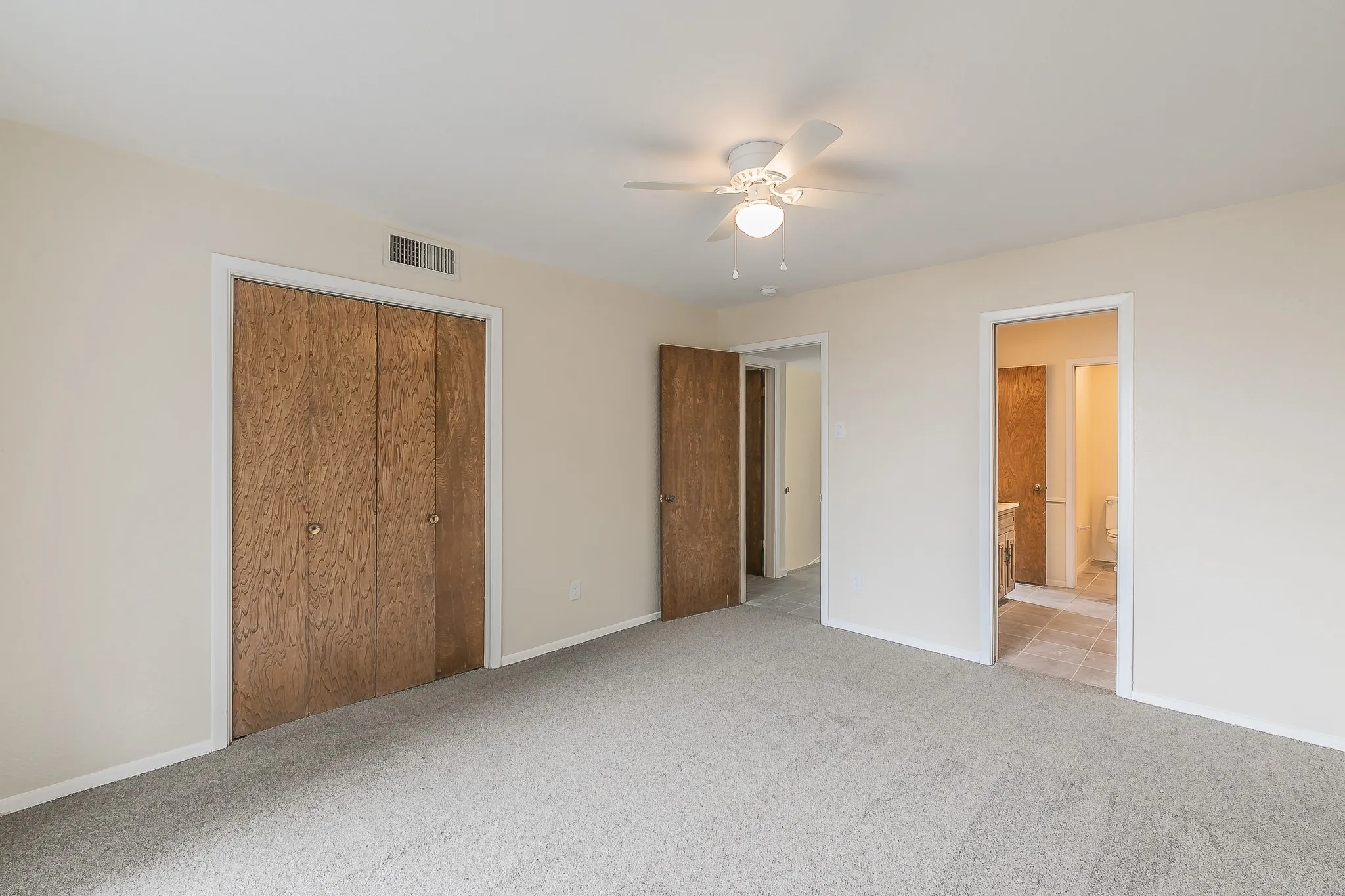 Townhouse For Sale in Tarrant County , 2807 Summit View Drive, Bedford, Texas 76021, 3 Bedroom, 2 Bathroom, 2 Garage spaces, 1,608 Sqft, built in 1972, mls#21360953, Real Estate Agent in Bedford, Homes For Sale in Tarrant county, Homes For Sale in Bedford, Realtor in Bedford Texas, Real Estate Brokerage Independent Realty Texas, Luminita Cordes Realtor