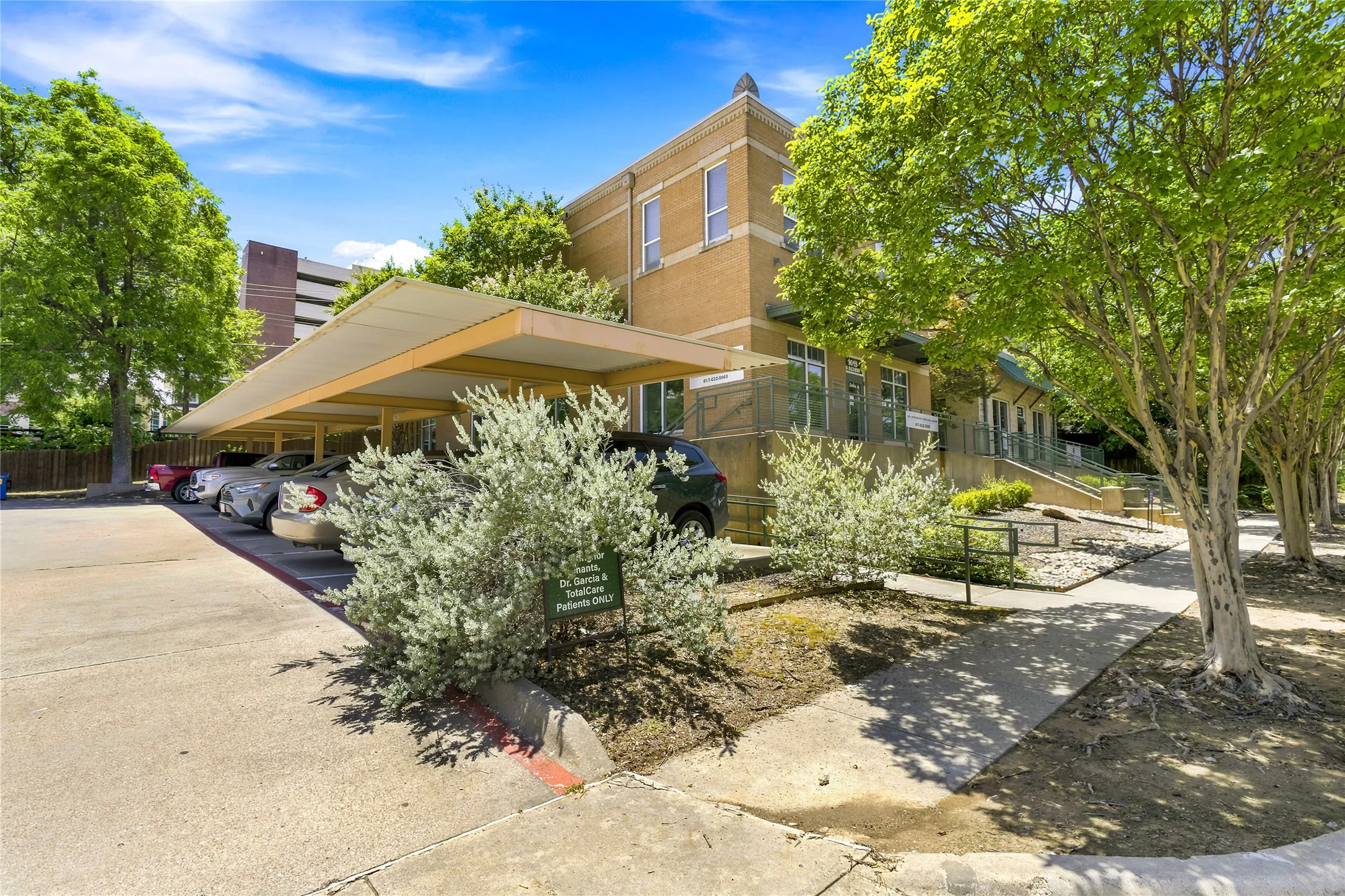 Apartment For Rent in Tarrant County , 1617 W Oleander Street 225, Fort Worth, Texas 76104, 1 Bedroom, 1 Bathroom, Garage spaces, 800 Sqft, built in 2004, Price $1,410, mls#21355030, Real Estate Agent in Fort Worth, Homes For Rent in Tarrant county, Homes For Rent in Fort Worth, Realtor in Fort Worth Texas, Real Estate Brokerage Independent Realty Texas, Luminita Cordes Realtor