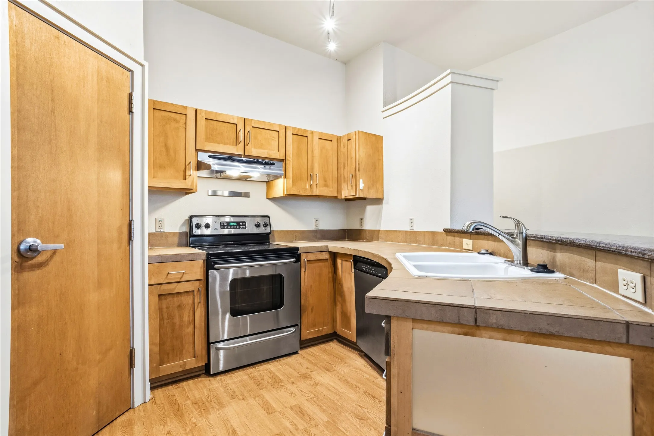 Apartment For Rent in Tarrant County , 1617 W Oleander Street 225, Fort Worth, Texas 76104, 1 Bedroom, 1 Bathroom, Garage spaces, 800 Sqft, built in 2004, Price $1,410, mls#21355030, Real Estate Agent in Fort Worth, Homes For Rent in Tarrant county, Homes For Rent in Fort Worth, Realtor in Fort Worth Texas, Real Estate Brokerage Independent Realty Texas, Luminita Cordes Realtor