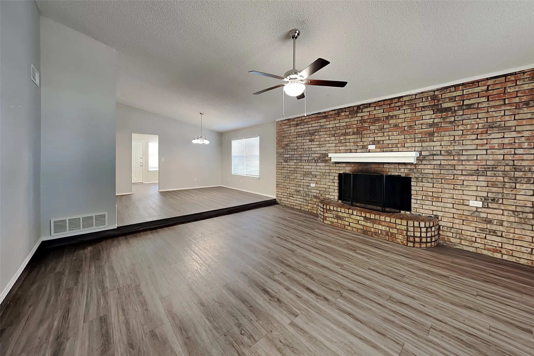 Single Family Residence For Rent in Tarrant County , 4814 Crest Drive, Arlington, Texas 76017, 3 Bedroom, 2 Bathroom, 2 Garage spaces, 1,577 Sqft, built in 1978, mls#21360977, Real Estate Agent in Arlington, Homes For Rent in Tarrant county, Homes For Rent in Arlington, Realtor in Arlington Texas, Real Estate Brokerage Independent Realty Texas, Luminita Cordes Realtor
