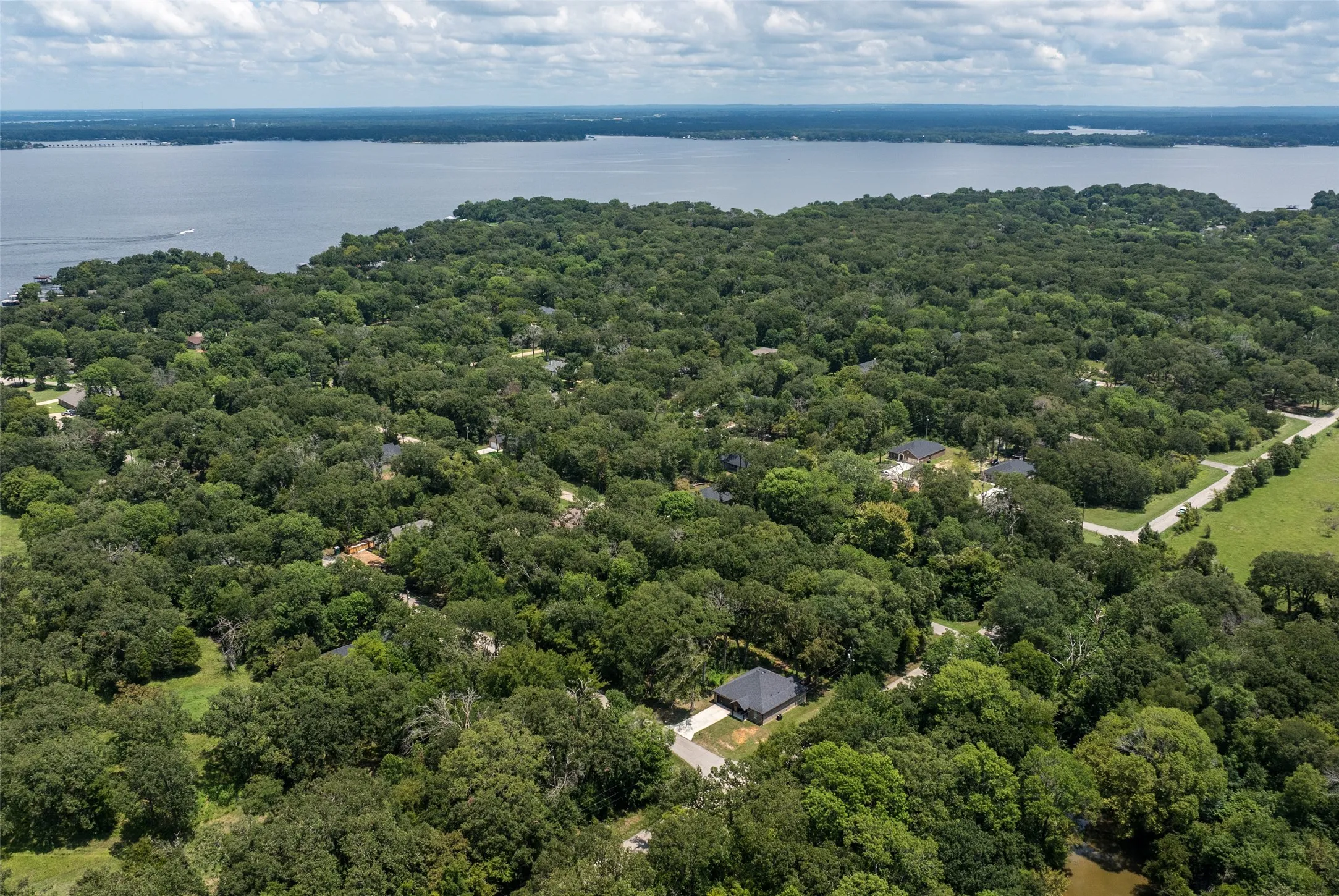 Beachwood Neighborhood Hugs the Lake