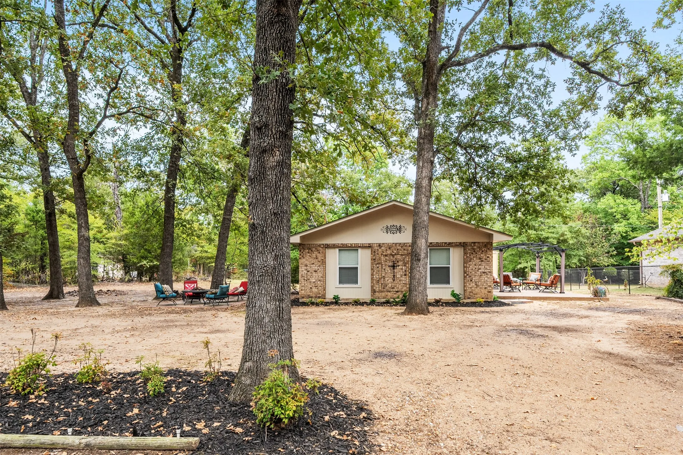 Single Family Residence For Sale in Henderson County , 116 E Beachwood Loop, Trinidad, Texas 75163, 3 Bedroom, 2 Bathroom, Garage spaces, 1,144 Sqft, built in 1986, mls#21359783, Real Estate Agent in Trinidad, Homes For Sale in Henderson county, Homes For Sale in Trinidad, Realtor in Trinidad Texas, Real Estate Brokerage Independent Realty Texas, Luminita Cordes Realtor
