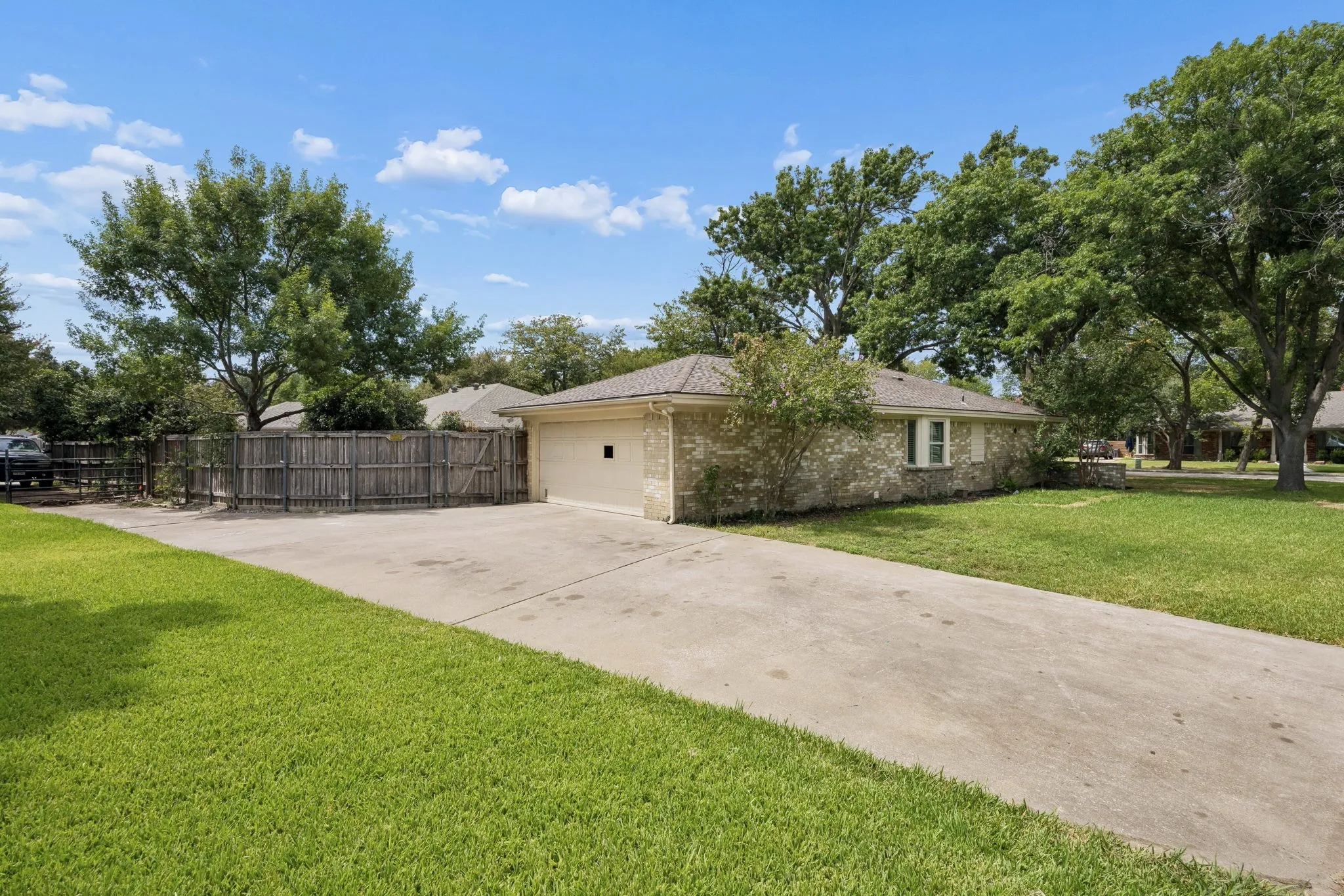 Single Family Residence For Sale in Collin County , 3018 Deep Valley Trail, Plano, Texas 75075, 3 Bedroom, 2 Bathroom, 2 Garage spaces, 1,851 Sqft, built in 1973, mls#21360849, Real Estate Agent in Plano, Homes For Sale in Collin county, Homes For Sale in Plano, Realtor in Plano Texas, Real Estate Brokerage Independent Realty Texas, Luminita Cordes Realtor
