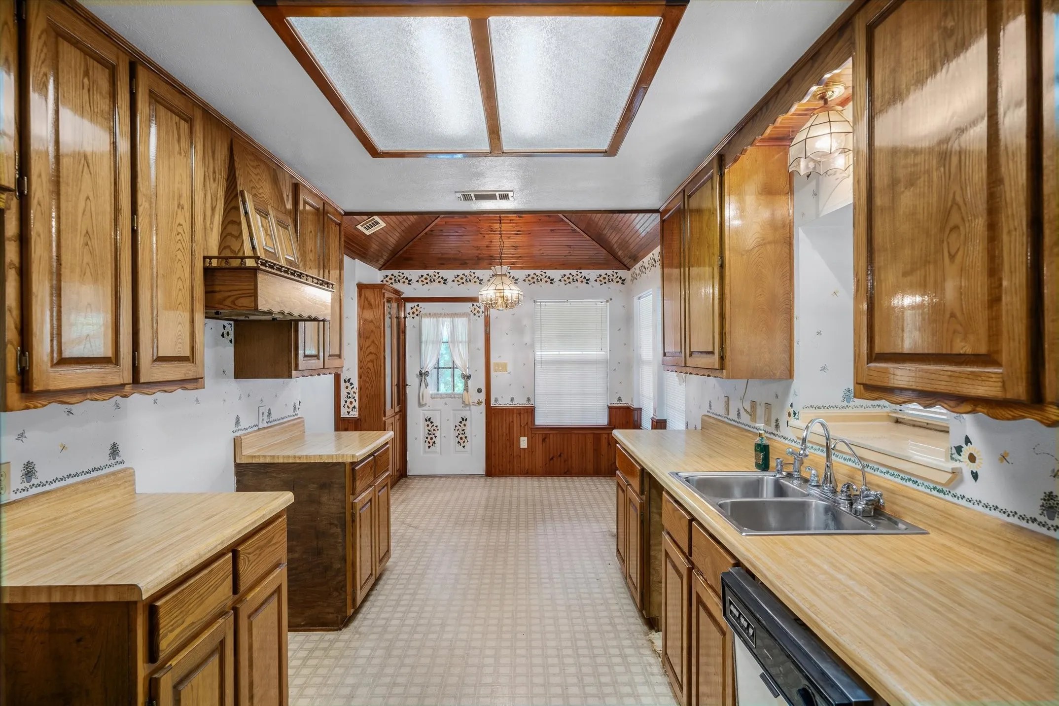 Single Family Residence For Sale in Hunt County , 1867 Fm 513 S, Campbell, Texas 75422, 2 Bedroom, 2 Bathroom, 3 Garage spaces, 1,556 Sqft, built in 1988, mls#21360909, Real Estate Agent in Campbell, Homes For Sale in Hunt county, Homes For Sale in Campbell, Realtor in Campbell Texas, Real Estate Brokerage Independent Realty Texas, Luminita Cordes Realtor
