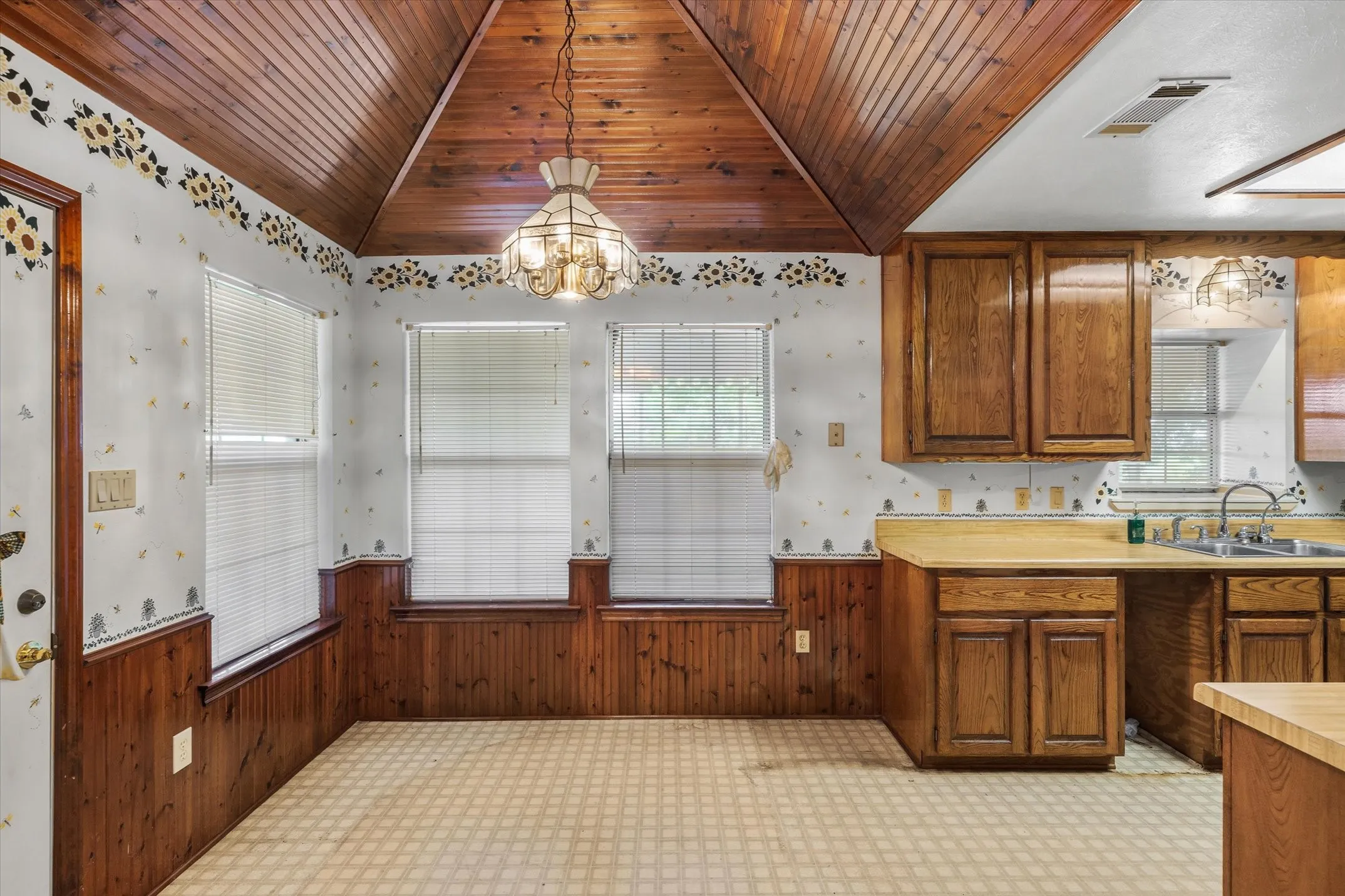 Single Family Residence For Sale in Hunt County , 1867 Fm 513 S, Campbell, Texas 75422, 2 Bedroom, 2 Bathroom, 3 Garage spaces, 1,556 Sqft, built in 1988, mls#21360909, Real Estate Agent in Campbell, Homes For Sale in Hunt county, Homes For Sale in Campbell, Realtor in Campbell Texas, Real Estate Brokerage Independent Realty Texas, Luminita Cordes Realtor