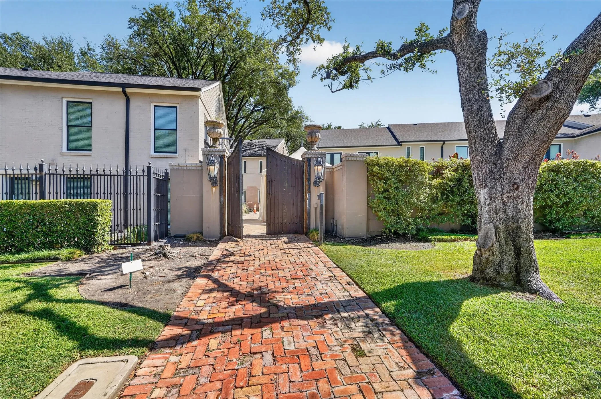 Condominium For Sale in Dallas County , 7734 Meadow Road 219, Dallas, Texas 75230, 1 Bedroom, 1 Bathroom, Garage spaces, 795 Sqft, built in 1966, mls#21360417, Real Estate Agent in Dallas, Homes For Sale in Dallas county, Homes For Sale in Dallas, Realtor in Dallas Texas, Real Estate Brokerage Independent Realty Texas, Luminita Cordes Realtor