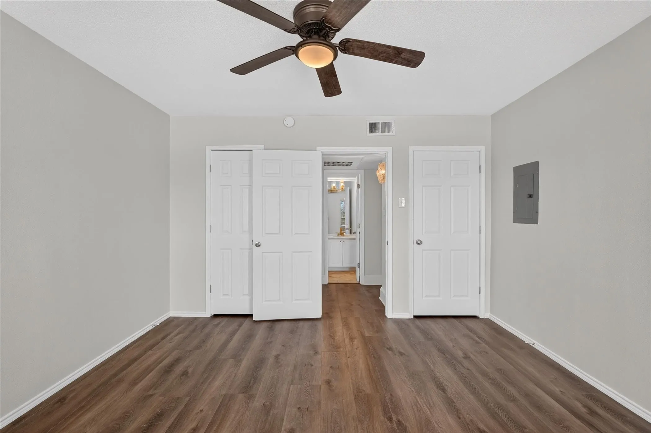 Condominium For Sale in Dallas County , 7734 Meadow Road 219, Dallas, Texas 75230, 1 Bedroom, 1 Bathroom, Garage spaces, 795 Sqft, built in 1966, mls#21360417, Real Estate Agent in Dallas, Homes For Sale in Dallas county, Homes For Sale in Dallas, Realtor in Dallas Texas, Real Estate Brokerage Independent Realty Texas, Luminita Cordes Realtor