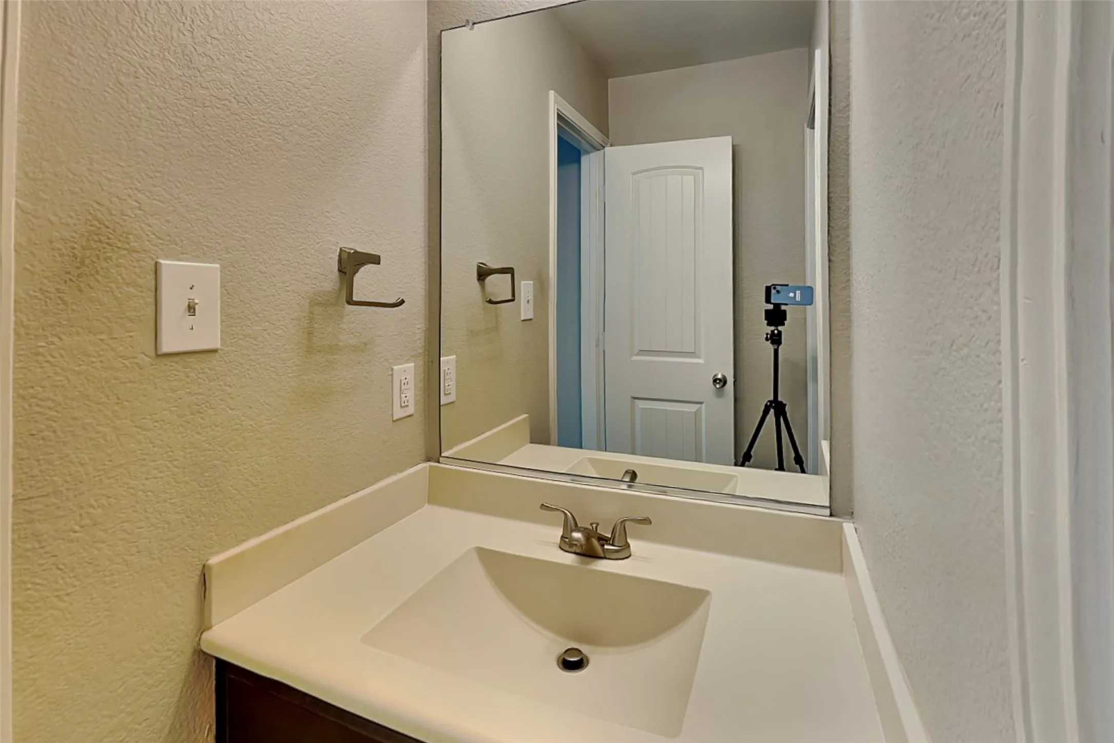 Single Family Residence For Rent in Tarrant County , 14305 Artisan Drive, Fort Worth, Texas 76052, 4 Bedroom, 3 Bathroom, 2 Garage spaces, 2,284 Sqft, built in 2013, mls#21360991, Real Estate Agent in Fort Worth, Homes For Rent in Tarrant county, Homes For Rent in Fort Worth, Realtor in Fort Worth Texas, Real Estate Brokerage Independent Realty Texas, Luminita Cordes Realtor