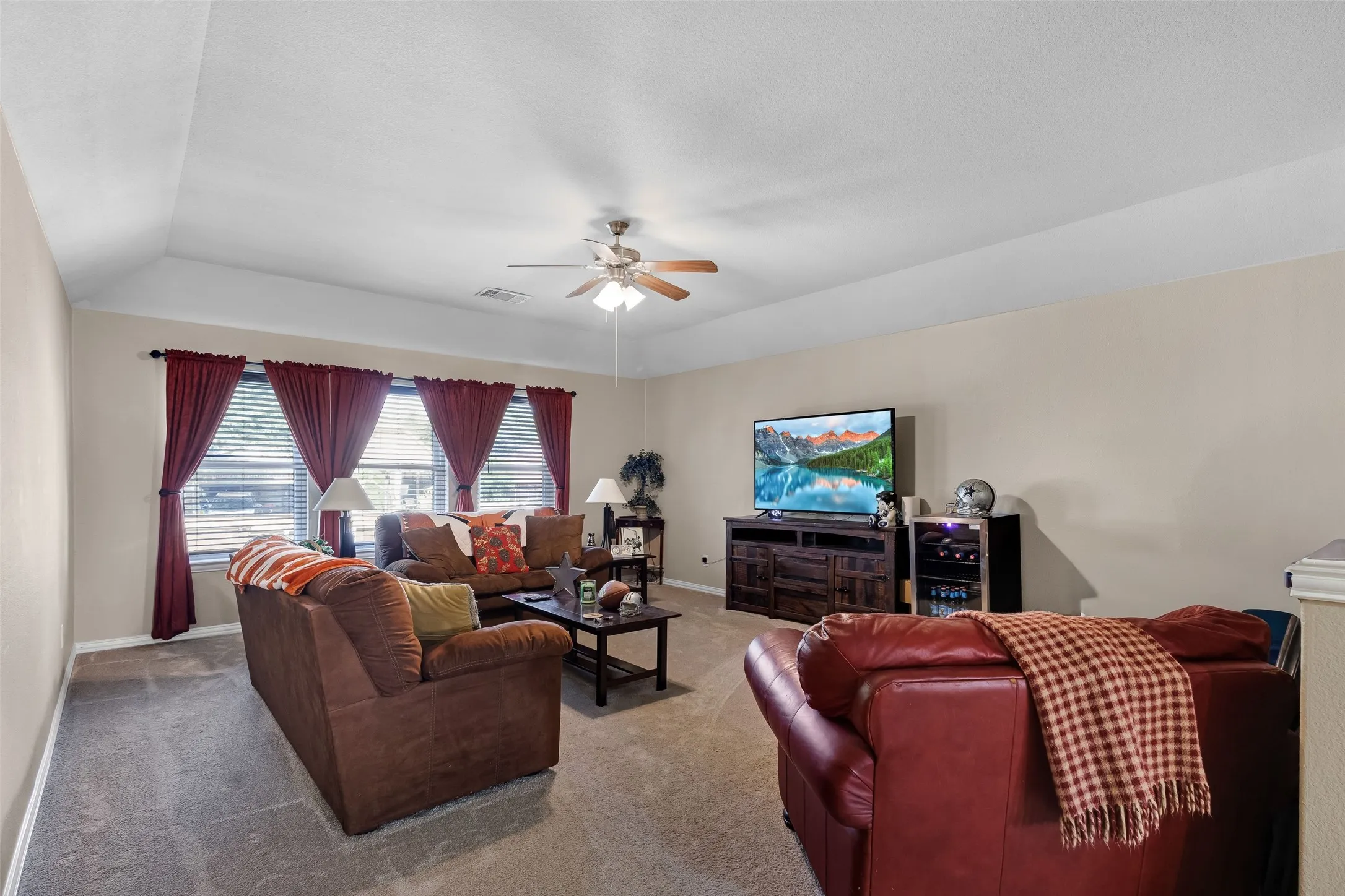 Single Family Residence For Sale in Rockwall County , 1411 Misty Cove, Rockwall, Texas 75087, 5 Bedroom, 3 Bathroom, 2 Garage spaces, 3,413 Sqft, built in 2005, mls#21360994, Real Estate Agent in Rockwall, Homes For Sale in Rockwall county, Homes For Sale in Rockwall, Realtor in Rockwall Texas, Real Estate Brokerage Independent Realty Texas, Luminita Cordes Realtor