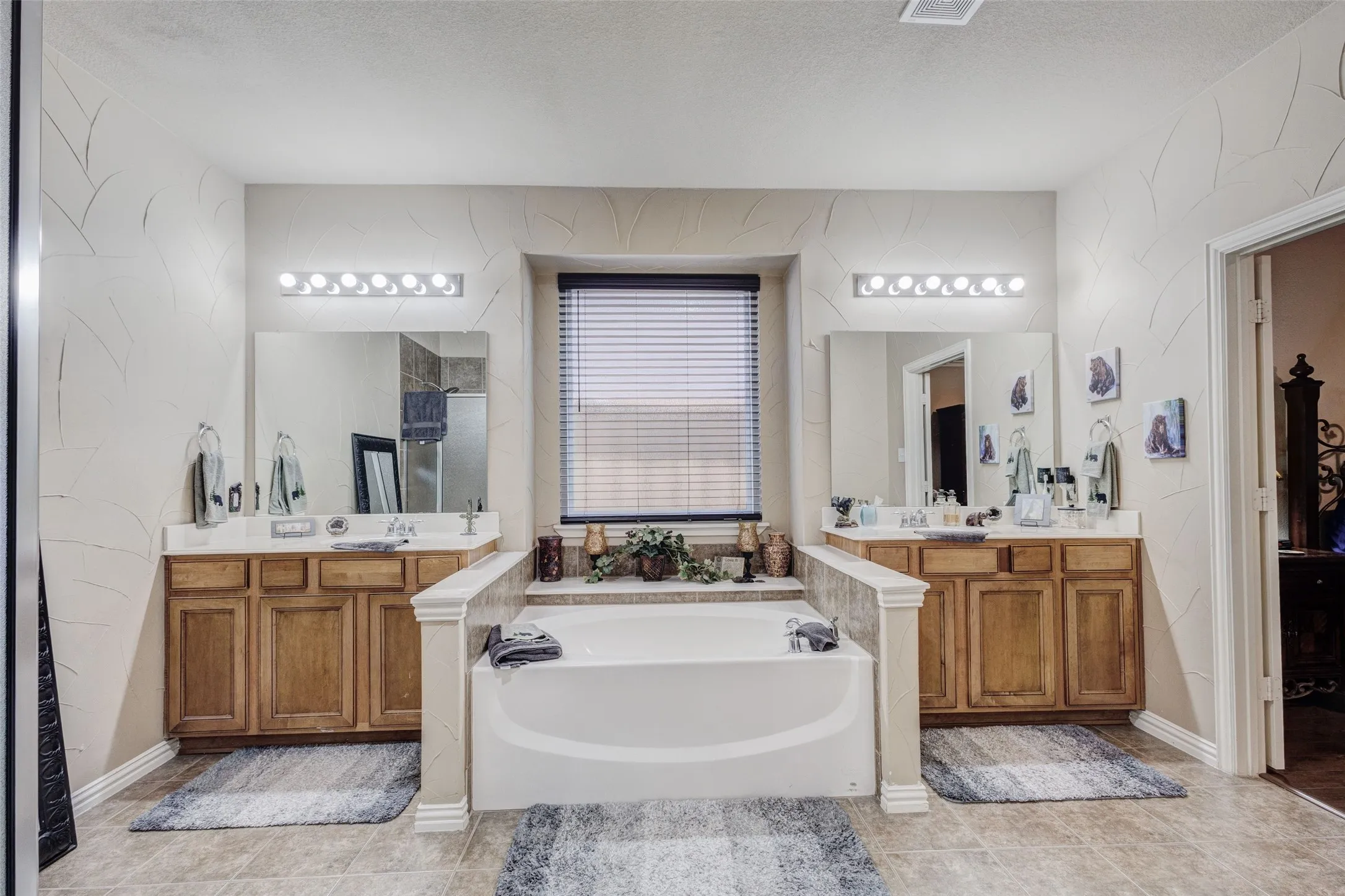 Single Family Residence For Sale in Rockwall County , 1411 Misty Cove, Rockwall, Texas 75087, 5 Bedroom, 3 Bathroom, 2 Garage spaces, 3,413 Sqft, built in 2005, mls#21360994, Real Estate Agent in Rockwall, Homes For Sale in Rockwall county, Homes For Sale in Rockwall, Realtor in Rockwall Texas, Real Estate Brokerage Independent Realty Texas, Luminita Cordes Realtor