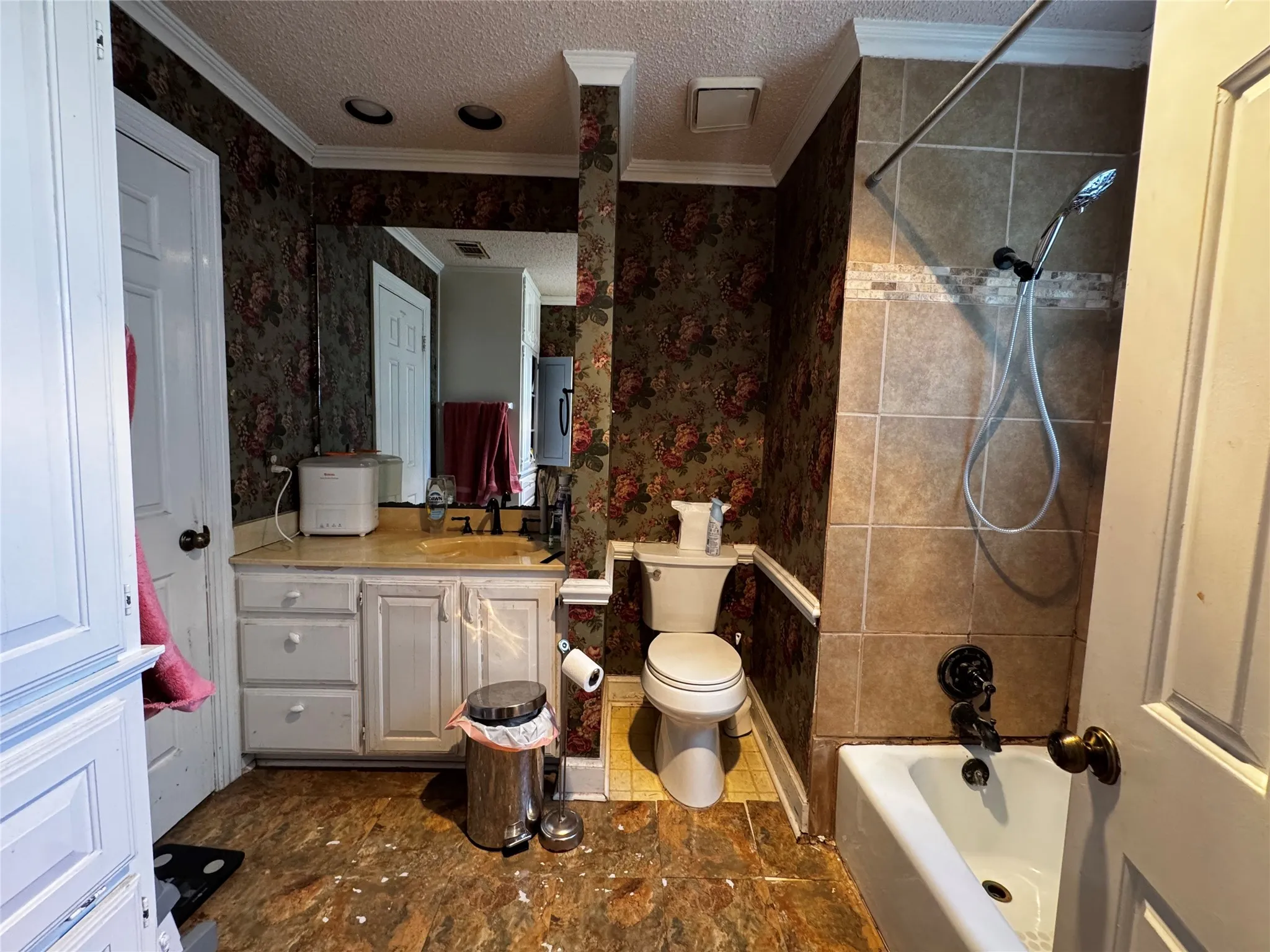Single Family Residence For Sale in Dallas County , 363 town east, Sunnyvale, Texas 75182, 6 Bedroom, 4 Bathroom, Garage spaces, 4,318 Sqft, built in 1983, mls#21354948, Real Estate Agent in Sunnyvale, Homes For Sale in Dallas county, Homes For Sale in Sunnyvale, Realtor in Sunnyvale Texas, Real Estate Brokerage Independent Realty Texas, Luminita Cordes Realtor