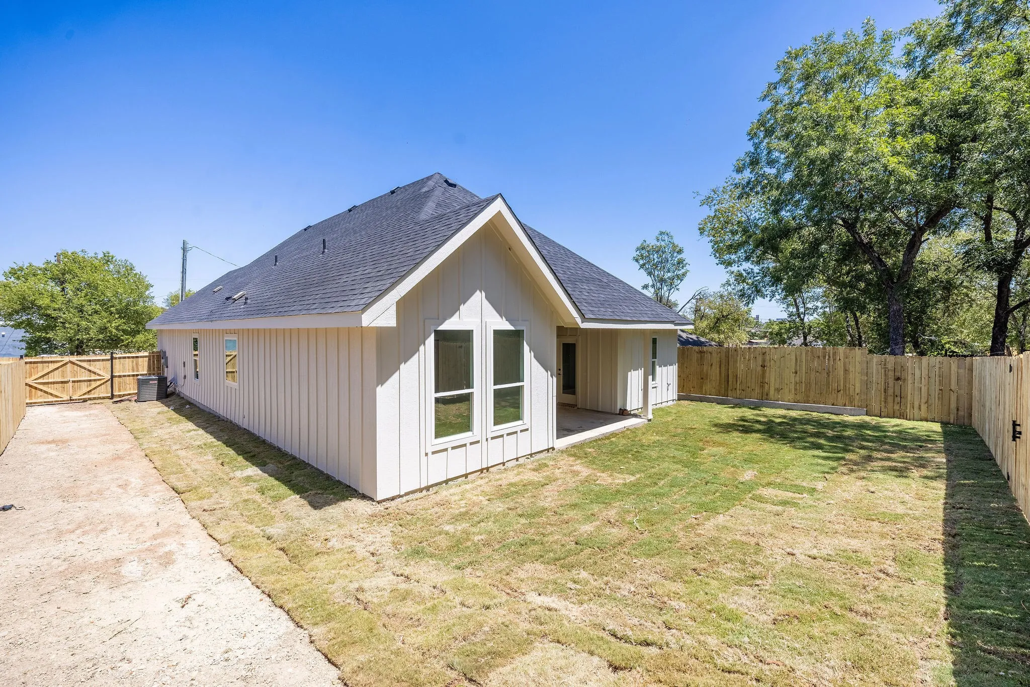 Single Family Residence For Sale in Tarrant County , 705 Cliff Street, Fort Worth, Texas 76164, 4 Bedroom, 2 Bathroom, 2 Garage spaces, 1,950 Sqft, built in 2026, mls#21360591, Real Estate Agent in Fort Worth, Homes For Sale in Tarrant county, Homes For Sale in Fort Worth, Realtor in Fort Worth Texas, Real Estate Brokerage Independent Realty Texas, Luminita Cordes Realtor