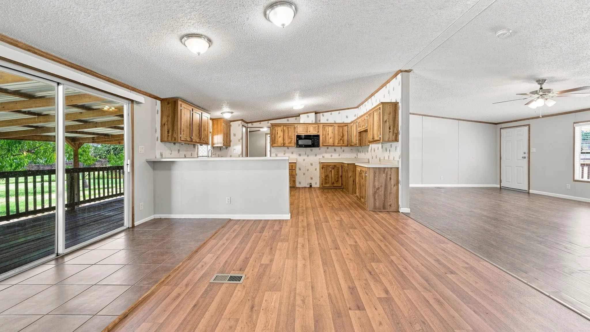 Manufactured Home For Sale in Parker County , 110 Draper Drive, Springtown, Texas 76082, 4 Bedroom, 2 Bathroom, Garage spaces, 2,432 Sqft, built in 2006, mls#21332187, Real Estate Agent in Springtown, Homes For Sale in Parker county, Homes For Sale in Springtown, Realtor in Springtown Texas, Real Estate Brokerage Independent Realty Texas, Luminita Cordes Realtor