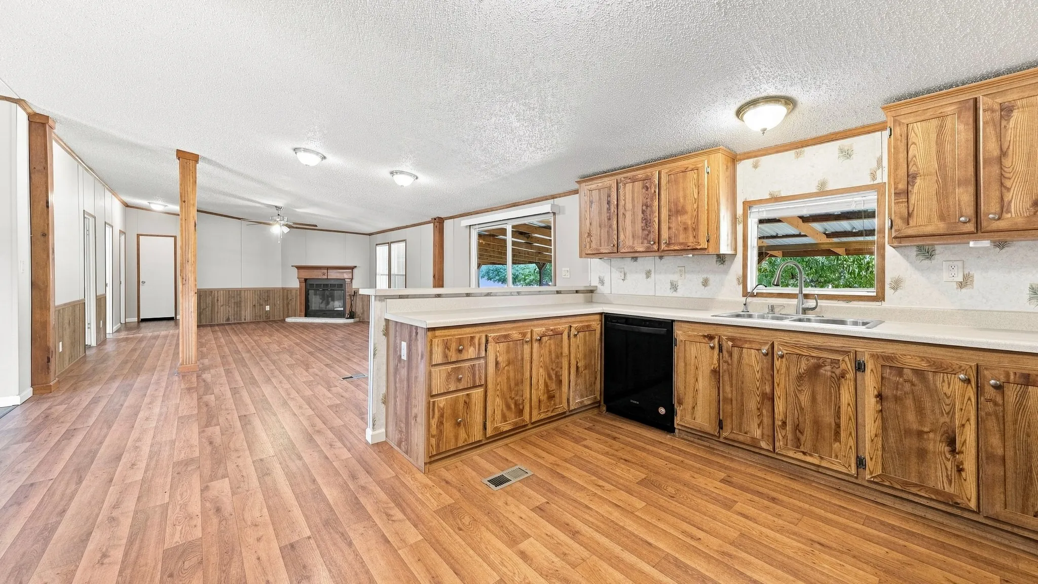 Manufactured Home For Sale in Parker County , 110 Draper Drive, Springtown, Texas 76082, 4 Bedroom, 2 Bathroom, Garage spaces, 2,432 Sqft, built in 2006, mls#21332187, Real Estate Agent in Springtown, Homes For Sale in Parker county, Homes For Sale in Springtown, Realtor in Springtown Texas, Real Estate Brokerage Independent Realty Texas, Luminita Cordes Realtor