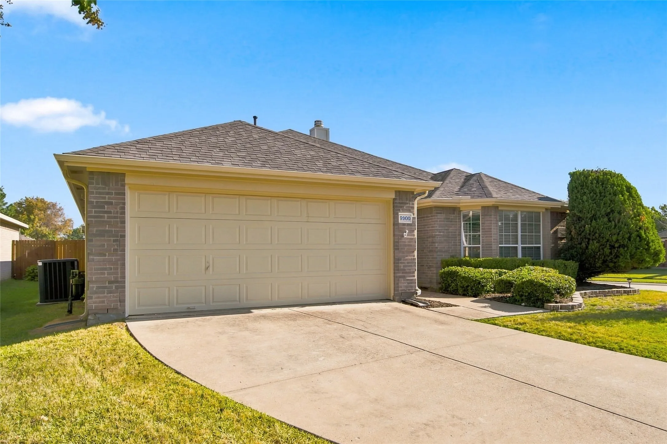 Single Family Residence For Sale in Collin County , 9900 Carter Drive, Mc Kinney, Texas 75072, 3 Bedroom, 2 Bathroom, 2 Garage spaces, 1,811 Sqft, built in 2003, mls#21356587, Real Estate Agent in Mc Kinney, Homes For Sale in Collin county, Homes For Sale in Mc Kinney, Realtor in Mc Kinney Texas, Real Estate Brokerage Independent Realty Texas, Luminita Cordes Realtor