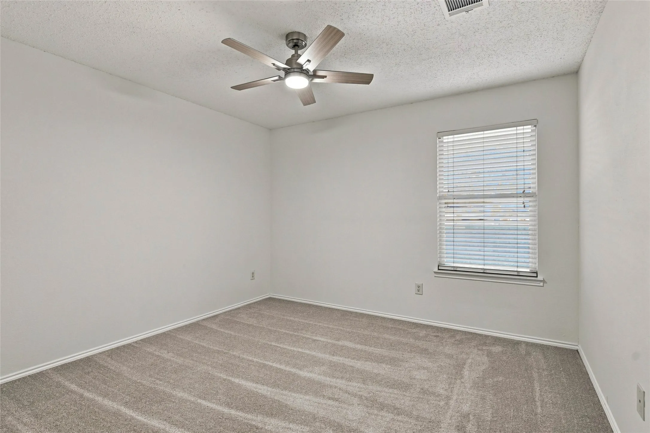 Single Family Residence For Sale in Collin County , 9900 Carter Drive, Mc Kinney, Texas 75072, 3 Bedroom, 2 Bathroom, 2 Garage spaces, 1,811 Sqft, built in 2003, mls#21356587, Real Estate Agent in Mc Kinney, Homes For Sale in Collin county, Homes For Sale in Mc Kinney, Realtor in Mc Kinney Texas, Real Estate Brokerage Independent Realty Texas, Luminita Cordes Realtor