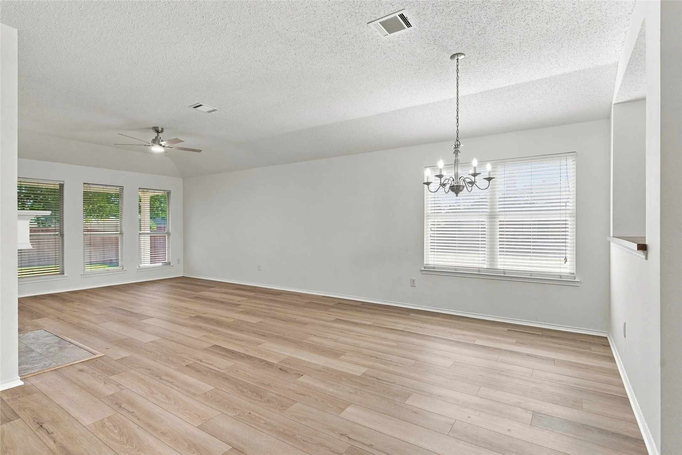 Single Family Residence For Sale in Collin County , 9900 Carter Drive, Mc Kinney, Texas 75072, 3 Bedroom, 2 Bathroom, 2 Garage spaces, 1,811 Sqft, built in 2003, mls#21356587, Real Estate Agent in Mc Kinney, Homes For Sale in Collin county, Homes For Sale in Mc Kinney, Realtor in Mc Kinney Texas, Real Estate Brokerage Independent Realty Texas, Luminita Cordes Realtor