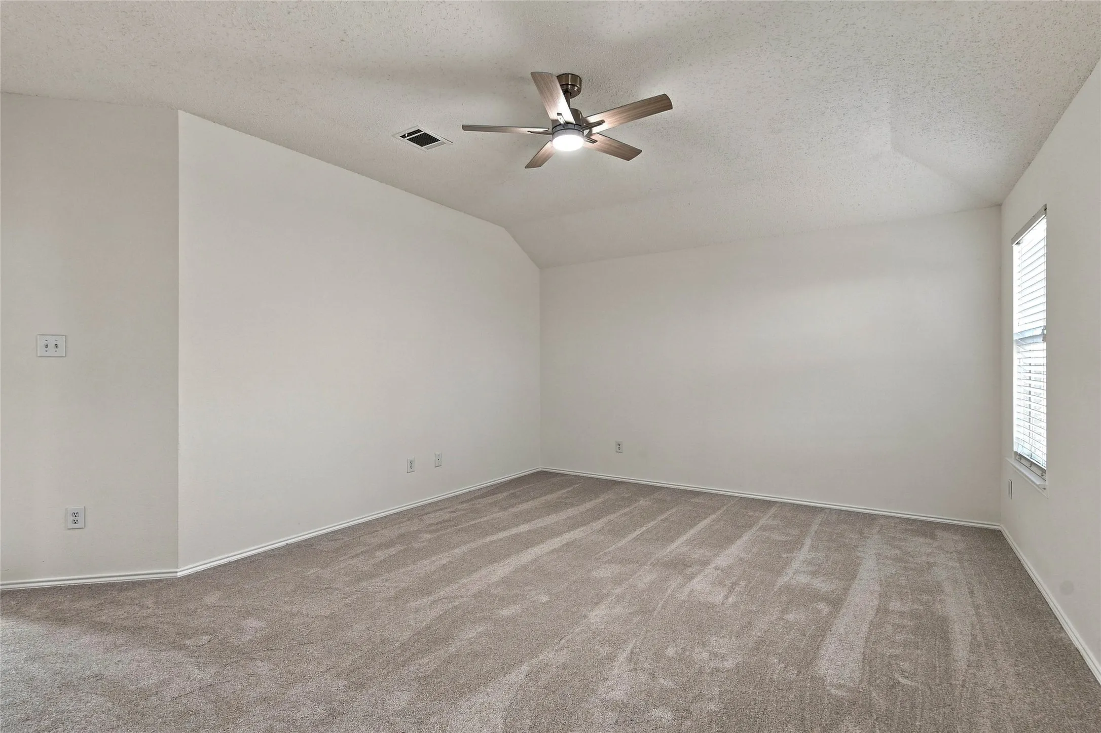 Single Family Residence For Sale in Collin County , 9900 Carter Drive, Mc Kinney, Texas 75072, 3 Bedroom, 2 Bathroom, 2 Garage spaces, 1,811 Sqft, built in 2003, mls#21356587, Real Estate Agent in Mc Kinney, Homes For Sale in Collin county, Homes For Sale in Mc Kinney, Realtor in Mc Kinney Texas, Real Estate Brokerage Independent Realty Texas, Luminita Cordes Realtor