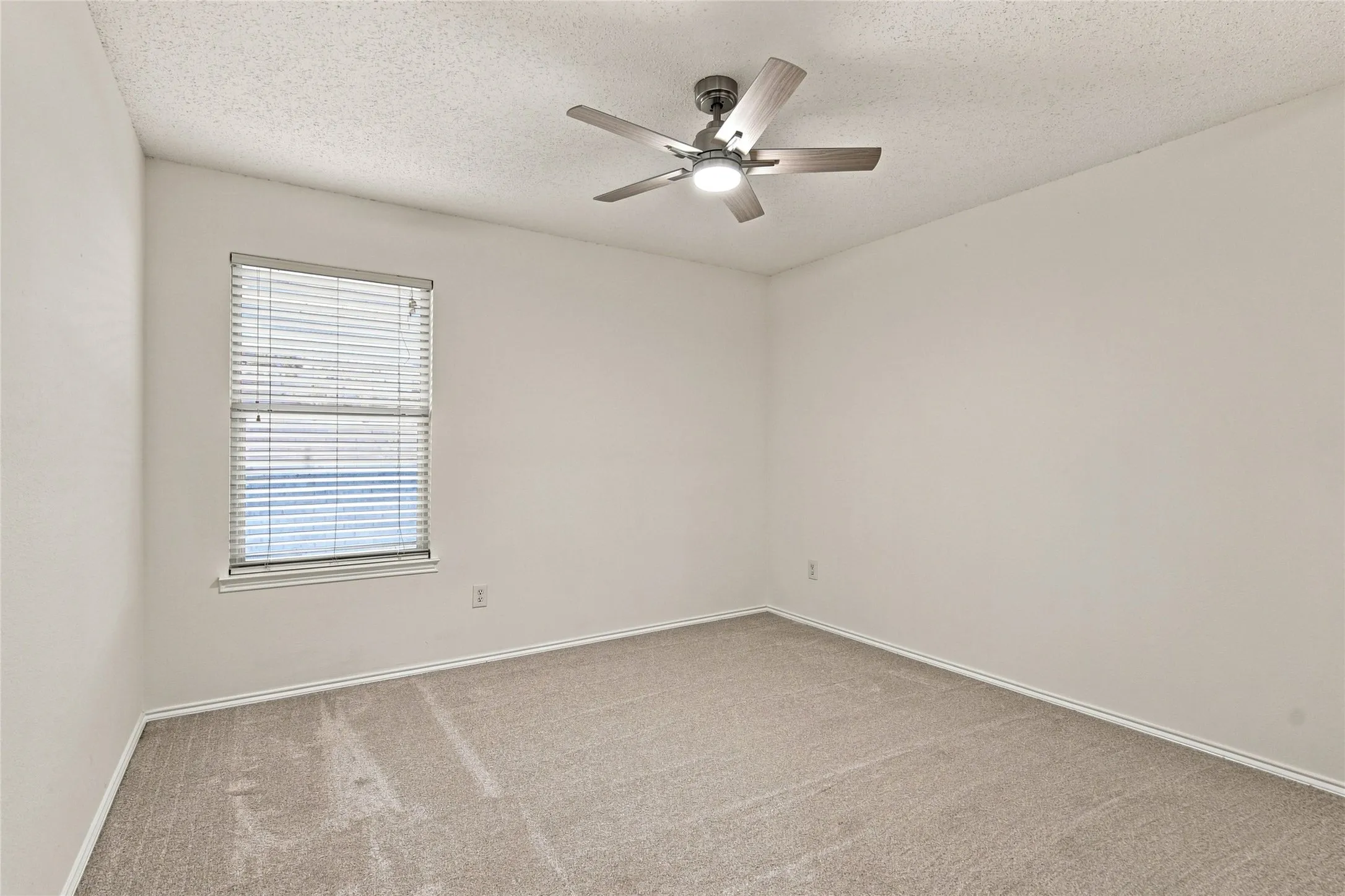 Single Family Residence For Sale in Collin County , 9900 Carter Drive, Mc Kinney, Texas 75072, 3 Bedroom, 2 Bathroom, 2 Garage spaces, 1,811 Sqft, built in 2003, mls#21356587, Real Estate Agent in Mc Kinney, Homes For Sale in Collin county, Homes For Sale in Mc Kinney, Realtor in Mc Kinney Texas, Real Estate Brokerage Independent Realty Texas, Luminita Cordes Realtor