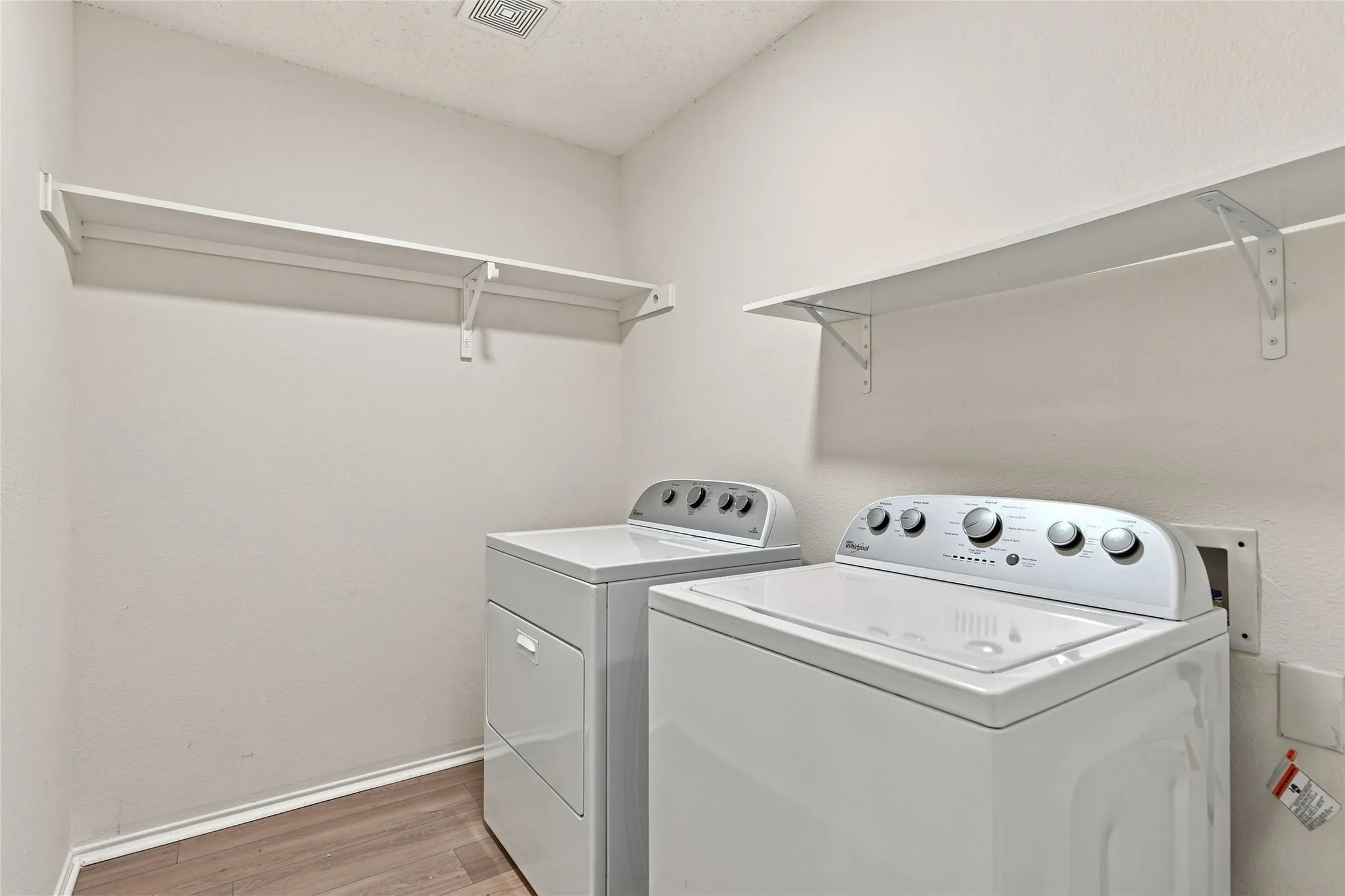 Single Family Residence For Sale in Collin County , 9900 Carter Drive, Mc Kinney, Texas 75072, 3 Bedroom, 2 Bathroom, 2 Garage spaces, 1,811 Sqft, built in 2003, mls#21356587, Real Estate Agent in Mc Kinney, Homes For Sale in Collin county, Homes For Sale in Mc Kinney, Realtor in Mc Kinney Texas, Real Estate Brokerage Independent Realty Texas, Luminita Cordes Realtor