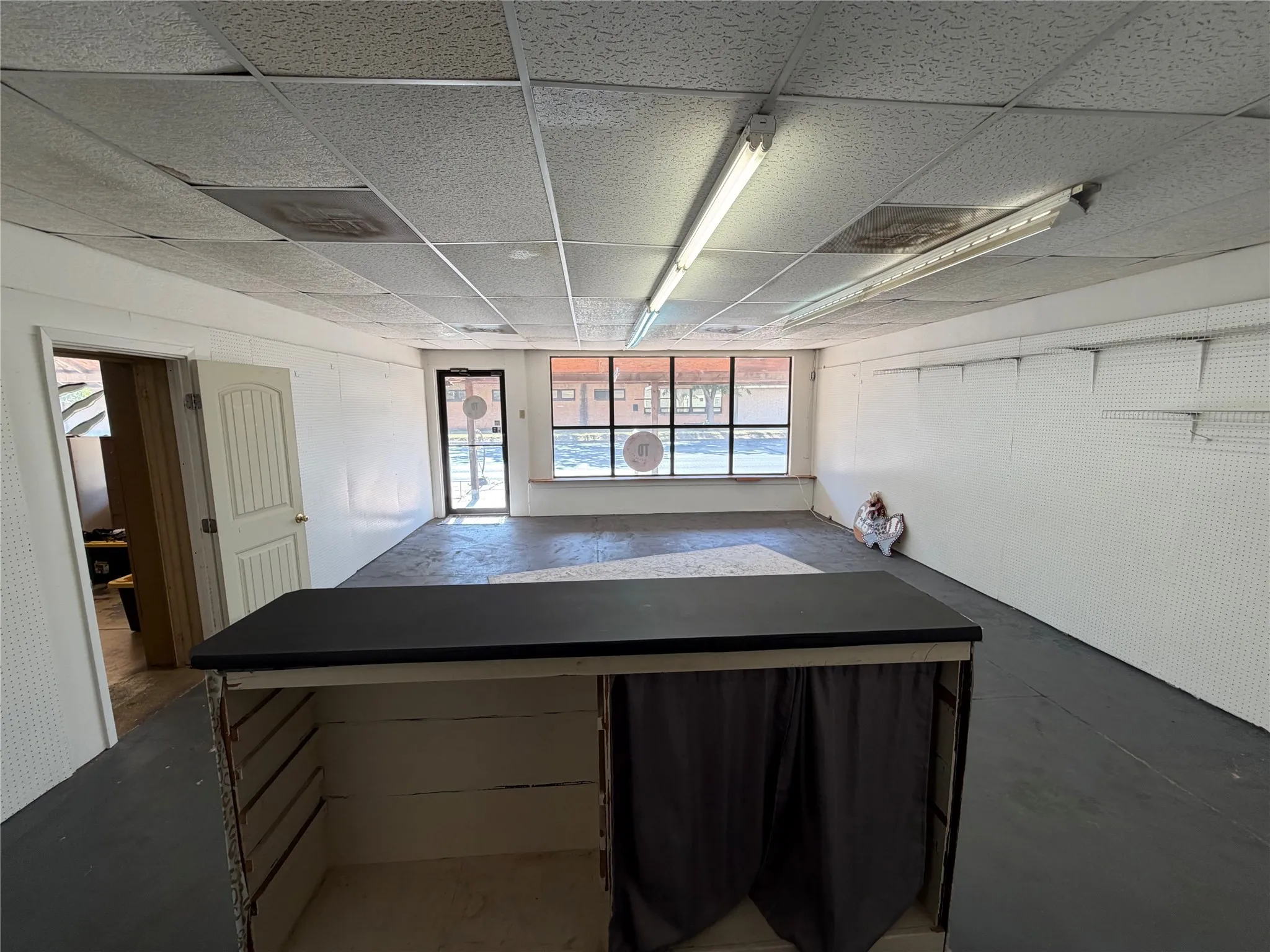Retail For Sale in Baylor County , 412 N Main Street N, Seymour, Texas 76380, 0, 0, Garage spaces, 0 Sqft, built in 1920, Price $150,000, mls#21360886, Real Estate Agent in Seymour, Homes For Sale in Baylor county, Homes For Sale in Seymour, Realtor in Seymour Texas, Real Estate Brokerage Independent Realty Texas, Luminita Cordes Realtor