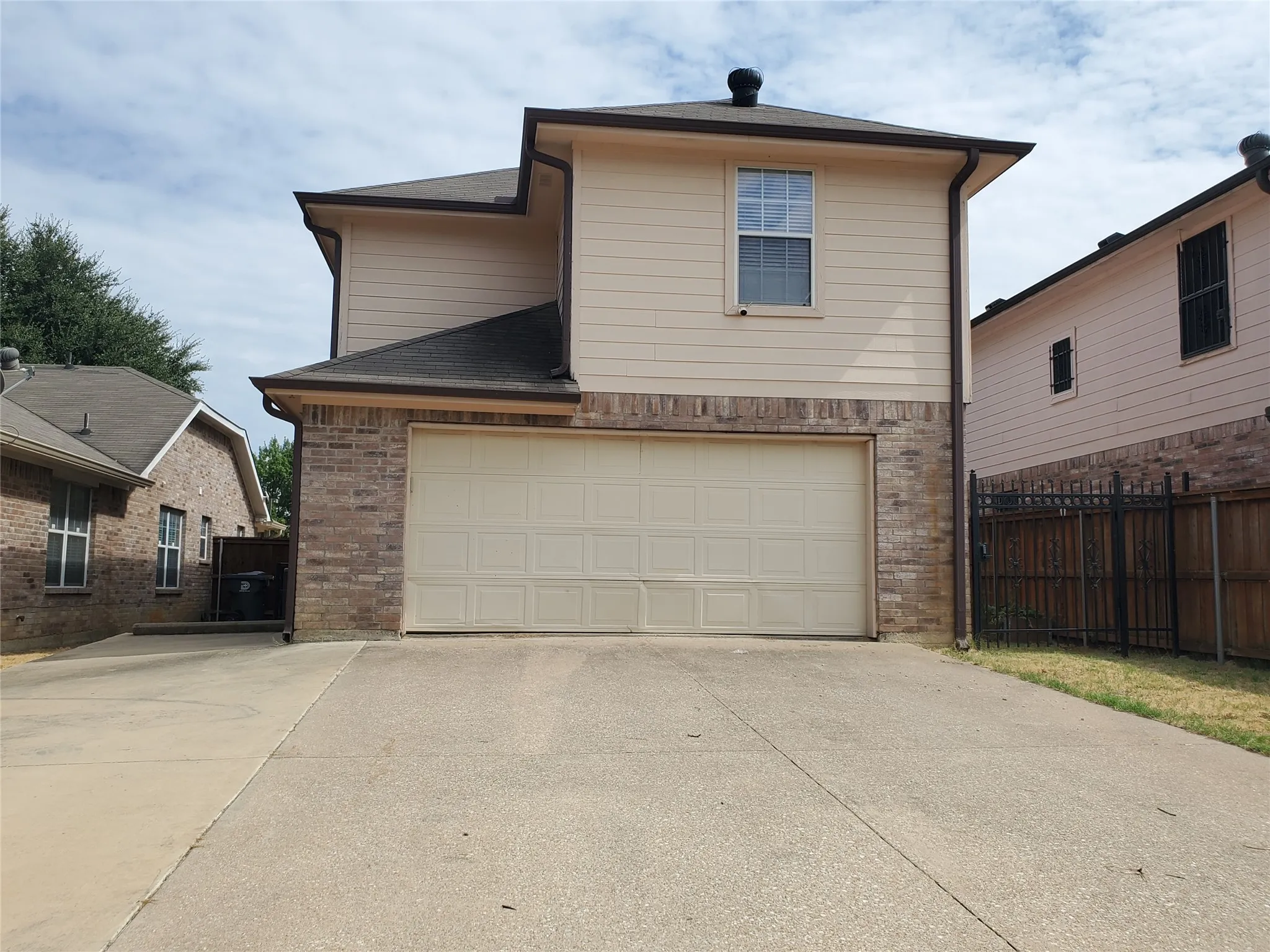 Single Family Residence For Rent in Dallas County , 3607 Hamburg Court, Dallas, Texas 75215, 3 Bedroom, 3 Bathroom, 2 Garage spaces, 1,333 Sqft, built in 2004, mls#21348044, Real Estate Agent in Dallas, Homes For Rent in Dallas county, Homes For Rent in Dallas, Realtor in Dallas Texas, Real Estate Brokerage Independent Realty Texas, Luminita Cordes Realtor