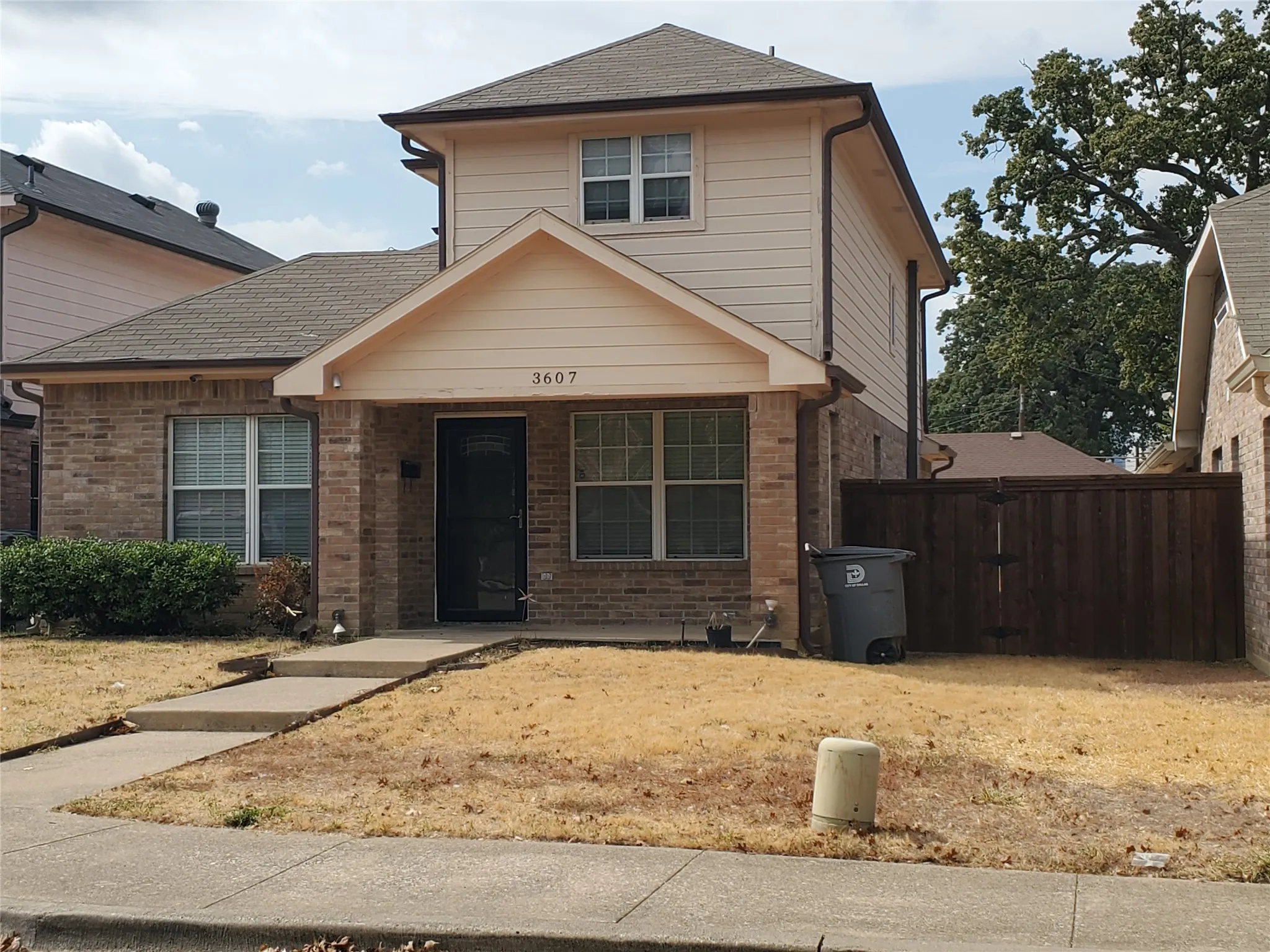 Single Family Residence For Rent in Dallas County , 3607 Hamburg Court, Dallas, Texas 75215, 3 Bedroom, 3 Bathroom, 2 Garage spaces, 1,333 Sqft, built in 2004, mls#21348044, Real Estate Agent in Dallas, Homes For Rent in Dallas county, Homes For Rent in Dallas, Realtor in Dallas Texas, Real Estate Brokerage Independent Realty Texas, Luminita Cordes Realtor