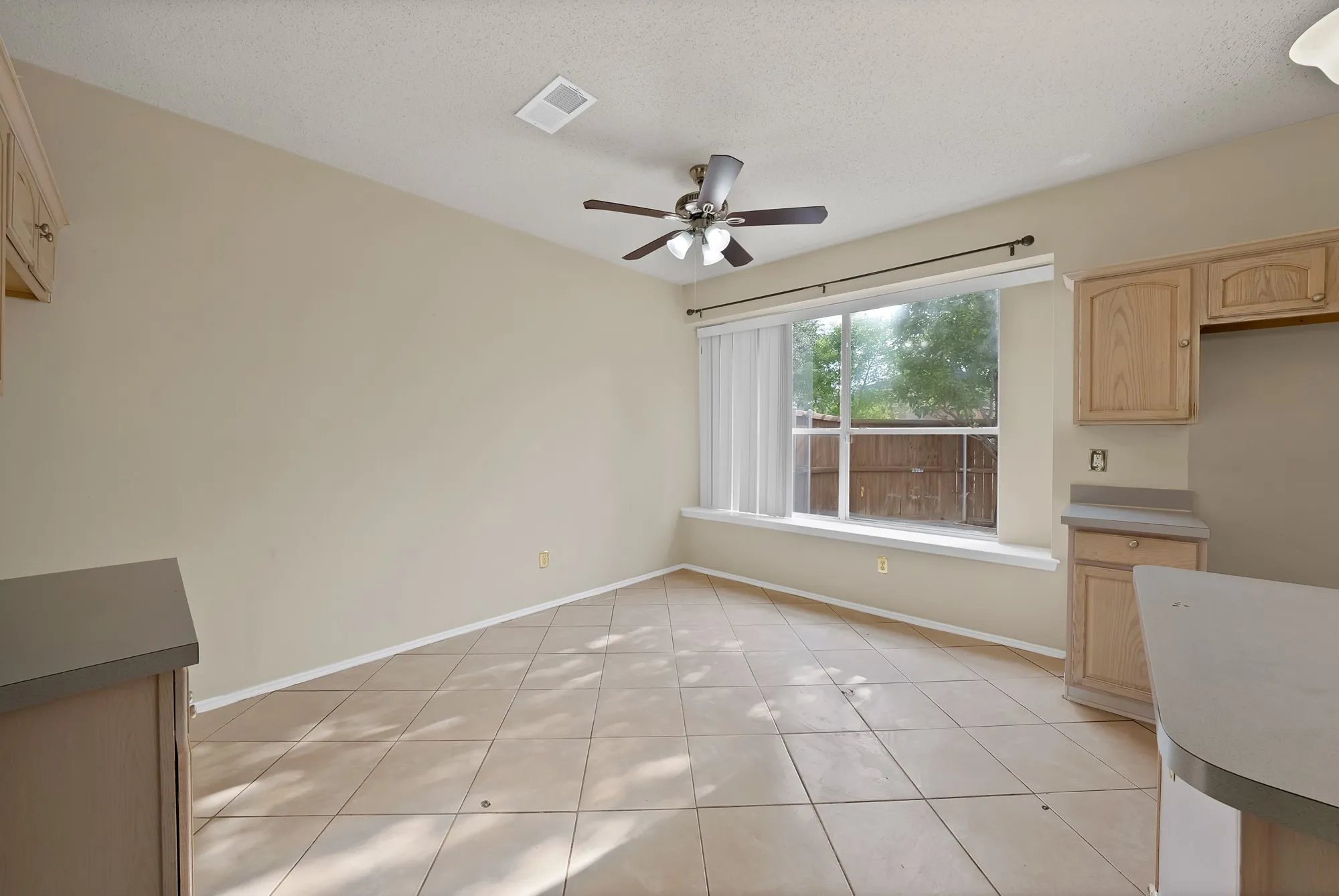 Single Family Residence For Rent in Dallas County , 745 Woodridge Drive, De Soto, Texas 75115, 4 Bedroom, 3 Bathroom, 2 Garage spaces, 2,382 Sqft, built in 2000, mls#21350663, Real Estate Agent in De Soto, Homes For Rent in Dallas county, Homes For Rent in De Soto, Realtor in De Soto Texas, Real Estate Brokerage Independent Realty Texas, Luminita Cordes Realtor