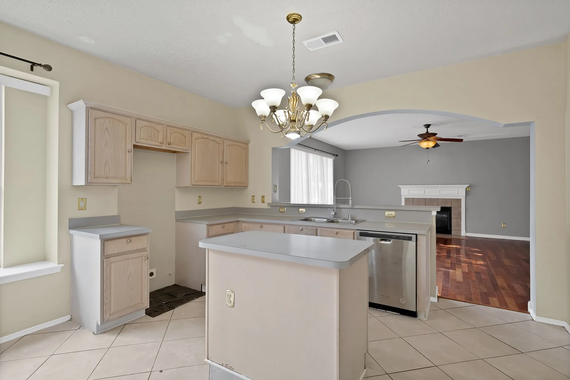 Single Family Residence For Rent in Dallas County , 745 Woodridge Drive, De Soto, Texas 75115, 4 Bedroom, 3 Bathroom, 2 Garage spaces, 2,382 Sqft, built in 2000, mls#21350663, Real Estate Agent in De Soto, Homes For Rent in Dallas county, Homes For Rent in De Soto, Realtor in De Soto Texas, Real Estate Brokerage Independent Realty Texas, Luminita Cordes Realtor