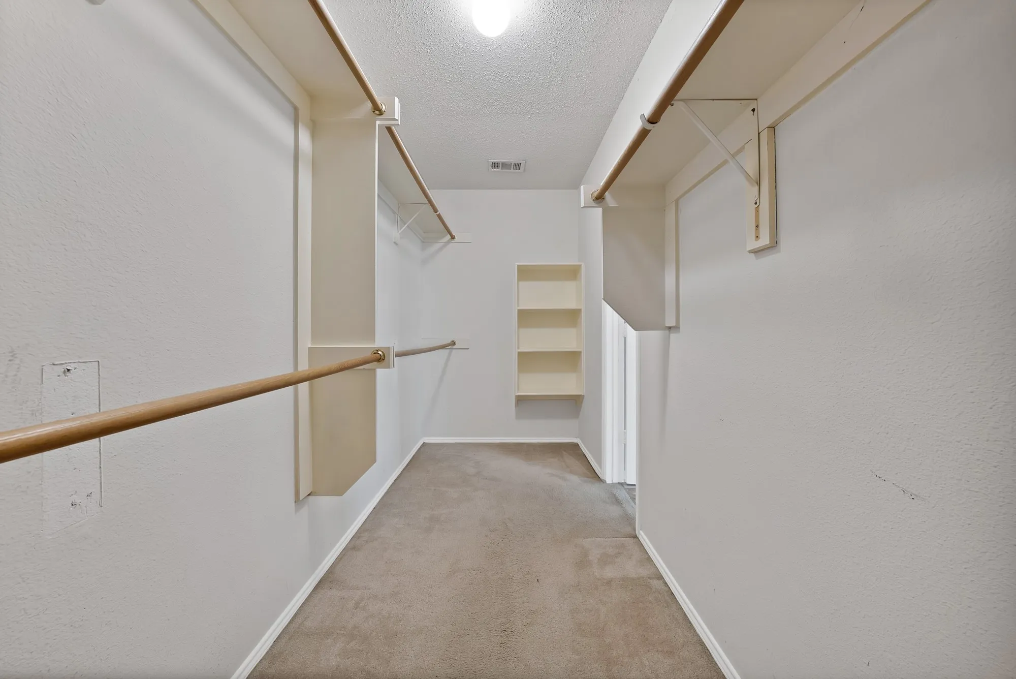 Single Family Residence For Rent in Dallas County , 745 Woodridge Drive, De Soto, Texas 75115, 4 Bedroom, 3 Bathroom, 2 Garage spaces, 2,382 Sqft, built in 2000, mls#21350663, Real Estate Agent in De Soto, Homes For Rent in Dallas county, Homes For Rent in De Soto, Realtor in De Soto Texas, Real Estate Brokerage Independent Realty Texas, Luminita Cordes Realtor
