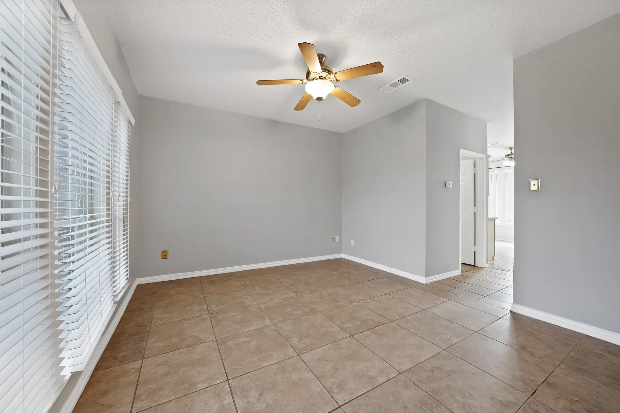 Single Family Residence For Rent in Dallas County , 745 Woodridge Drive, De Soto, Texas 75115, 4 Bedroom, 3 Bathroom, 2 Garage spaces, 2,382 Sqft, built in 2000, mls#21350663, Real Estate Agent in De Soto, Homes For Rent in Dallas county, Homes For Rent in De Soto, Realtor in De Soto Texas, Real Estate Brokerage Independent Realty Texas, Luminita Cordes Realtor