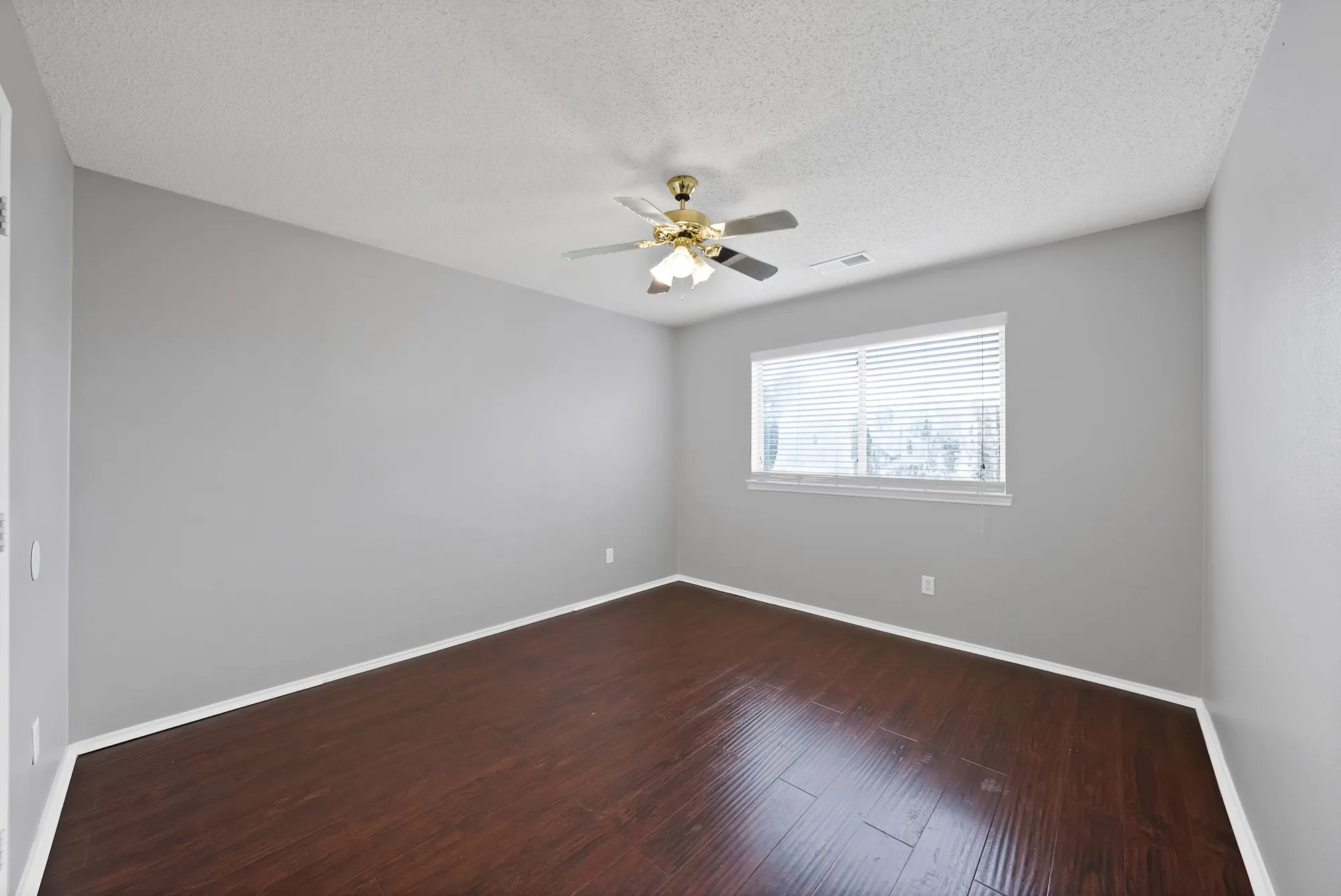 Single Family Residence For Rent in Dallas County , 745 Woodridge Drive, De Soto, Texas 75115, 4 Bedroom, 3 Bathroom, 2 Garage spaces, 2,382 Sqft, built in 2000, mls#21350663, Real Estate Agent in De Soto, Homes For Rent in Dallas county, Homes For Rent in De Soto, Realtor in De Soto Texas, Real Estate Brokerage Independent Realty Texas, Luminita Cordes Realtor