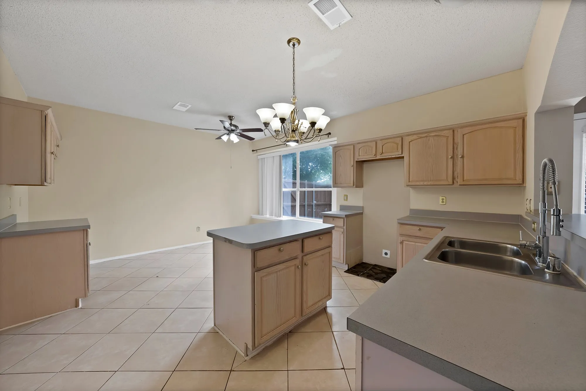 Single Family Residence For Rent in Dallas County , 745 Woodridge Drive, De Soto, Texas 75115, 4 Bedroom, 3 Bathroom, 2 Garage spaces, 2,382 Sqft, built in 2000, mls#21350663, Real Estate Agent in De Soto, Homes For Rent in Dallas county, Homes For Rent in De Soto, Realtor in De Soto Texas, Real Estate Brokerage Independent Realty Texas, Luminita Cordes Realtor