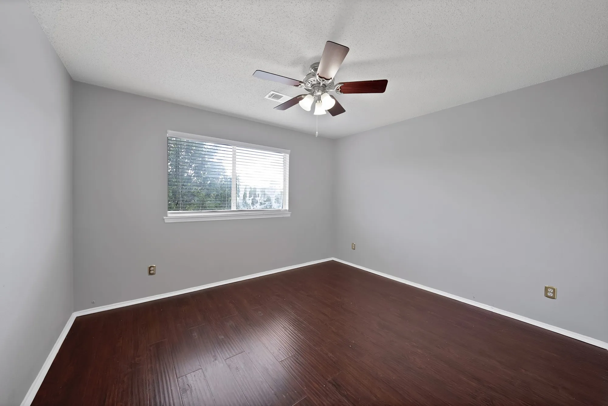 Single Family Residence For Rent in Dallas County , 745 Woodridge Drive, De Soto, Texas 75115, 4 Bedroom, 3 Bathroom, 2 Garage spaces, 2,382 Sqft, built in 2000, mls#21350663, Real Estate Agent in De Soto, Homes For Rent in Dallas county, Homes For Rent in De Soto, Realtor in De Soto Texas, Real Estate Brokerage Independent Realty Texas, Luminita Cordes Realtor