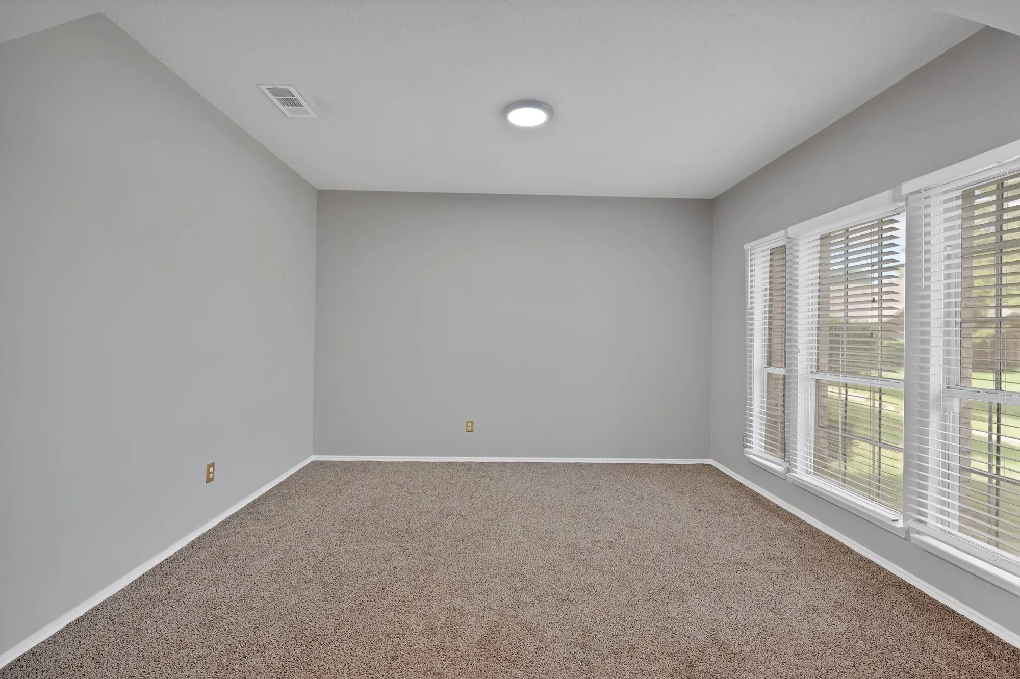 Single Family Residence For Rent in Dallas County , 745 Woodridge Drive, De Soto, Texas 75115, 4 Bedroom, 3 Bathroom, 2 Garage spaces, 2,382 Sqft, built in 2000, mls#21350663, Real Estate Agent in De Soto, Homes For Rent in Dallas county, Homes For Rent in De Soto, Realtor in De Soto Texas, Real Estate Brokerage Independent Realty Texas, Luminita Cordes Realtor