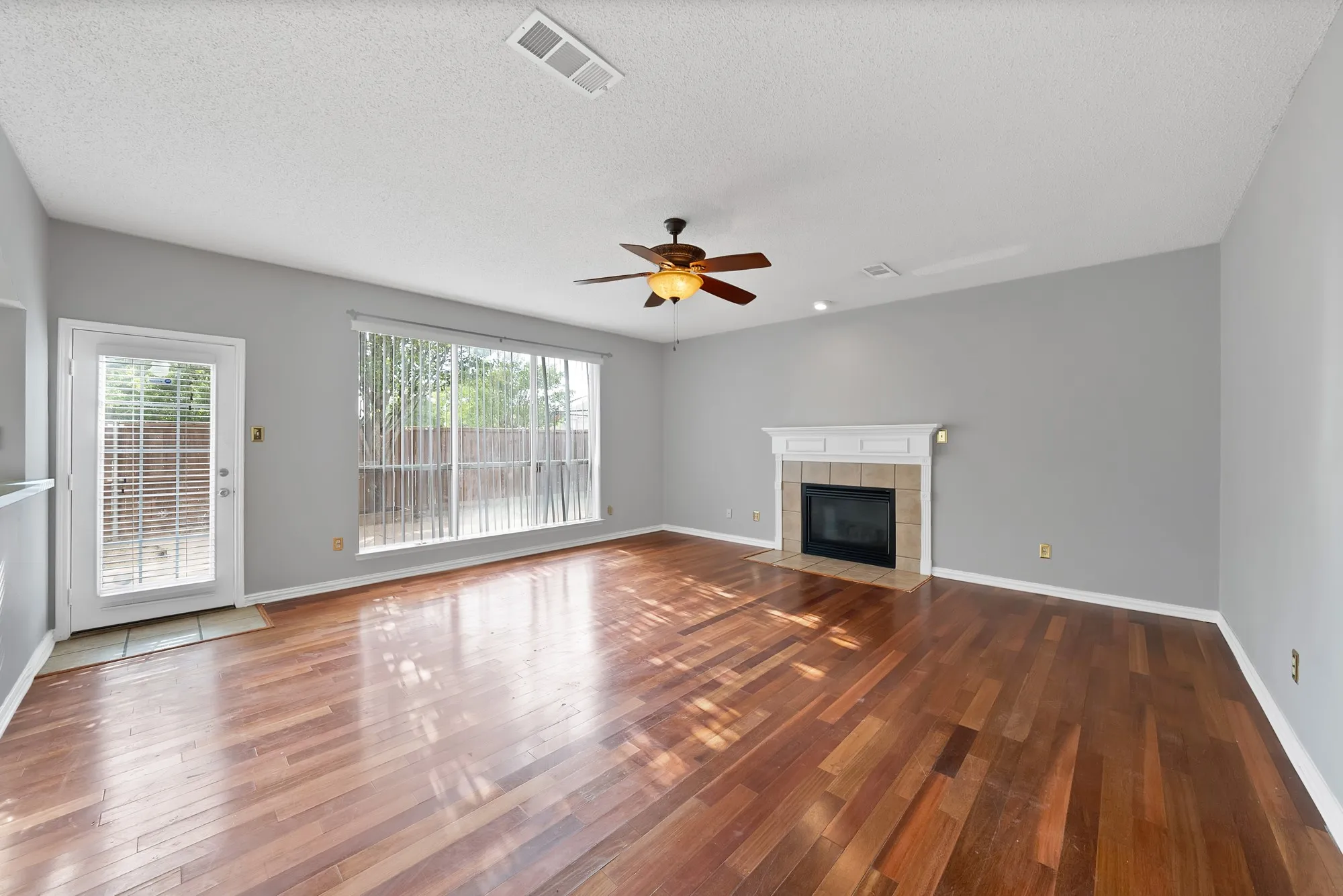 Single Family Residence For Rent in Dallas County , 745 Woodridge Drive, De Soto, Texas 75115, 4 Bedroom, 3 Bathroom, 2 Garage spaces, 2,382 Sqft, built in 2000, mls#21350663, Real Estate Agent in De Soto, Homes For Rent in Dallas county, Homes For Rent in De Soto, Realtor in De Soto Texas, Real Estate Brokerage Independent Realty Texas, Luminita Cordes Realtor