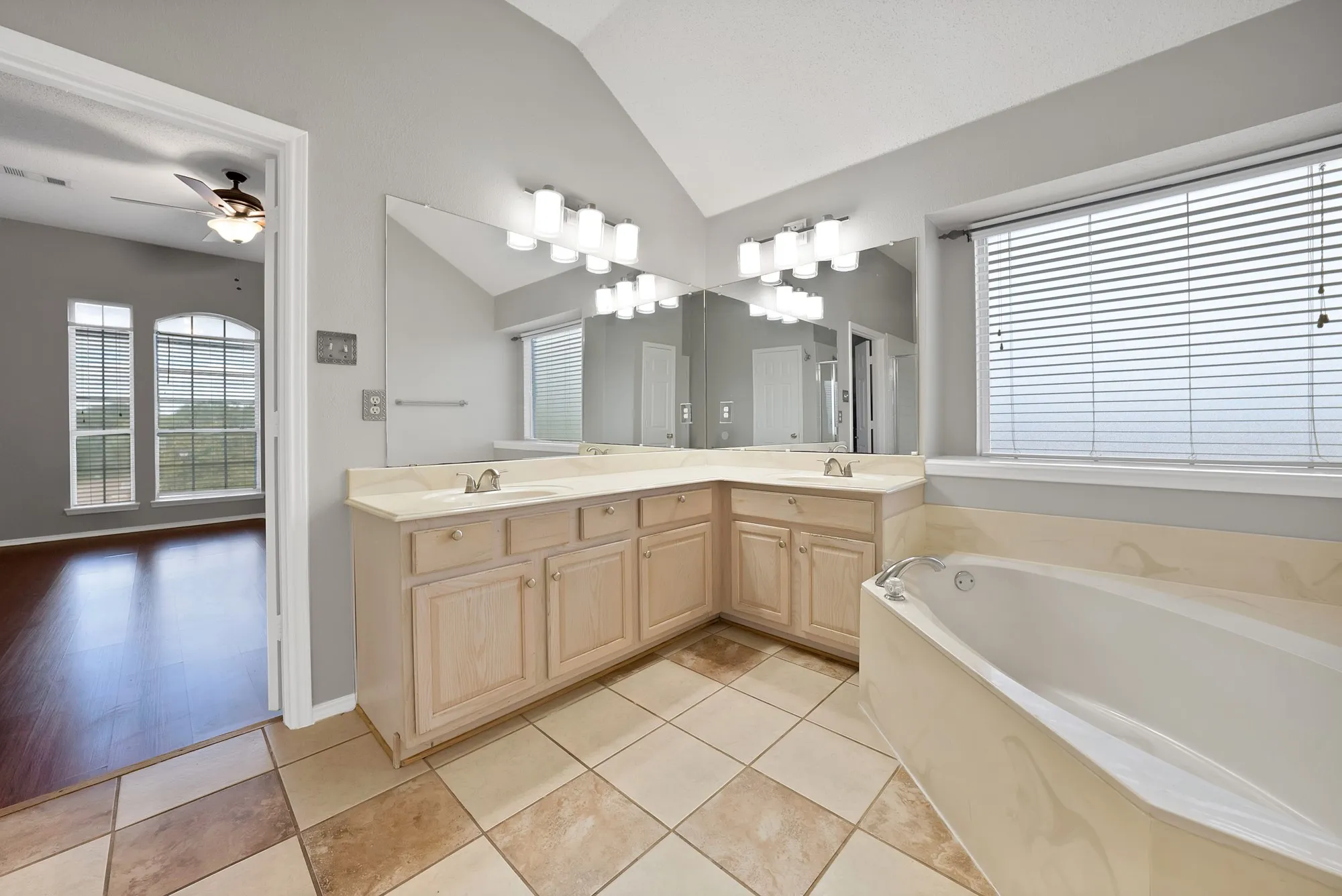 Single Family Residence For Rent in Dallas County , 745 Woodridge Drive, De Soto, Texas 75115, 4 Bedroom, 3 Bathroom, 2 Garage spaces, 2,382 Sqft, built in 2000, mls#21350663, Real Estate Agent in De Soto, Homes For Rent in Dallas county, Homes For Rent in De Soto, Realtor in De Soto Texas, Real Estate Brokerage Independent Realty Texas, Luminita Cordes Realtor