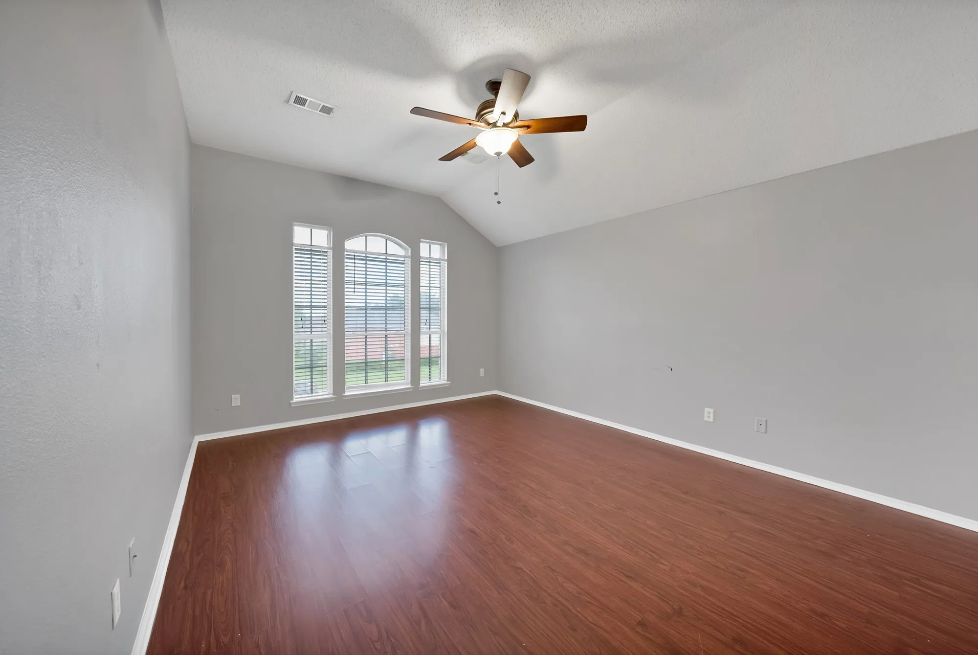 Single Family Residence For Rent in Dallas County , 745 Woodridge Drive, De Soto, Texas 75115, 4 Bedroom, 3 Bathroom, 2 Garage spaces, 2,382 Sqft, built in 2000, mls#21350663, Real Estate Agent in De Soto, Homes For Rent in Dallas county, Homes For Rent in De Soto, Realtor in De Soto Texas, Real Estate Brokerage Independent Realty Texas, Luminita Cordes Realtor
