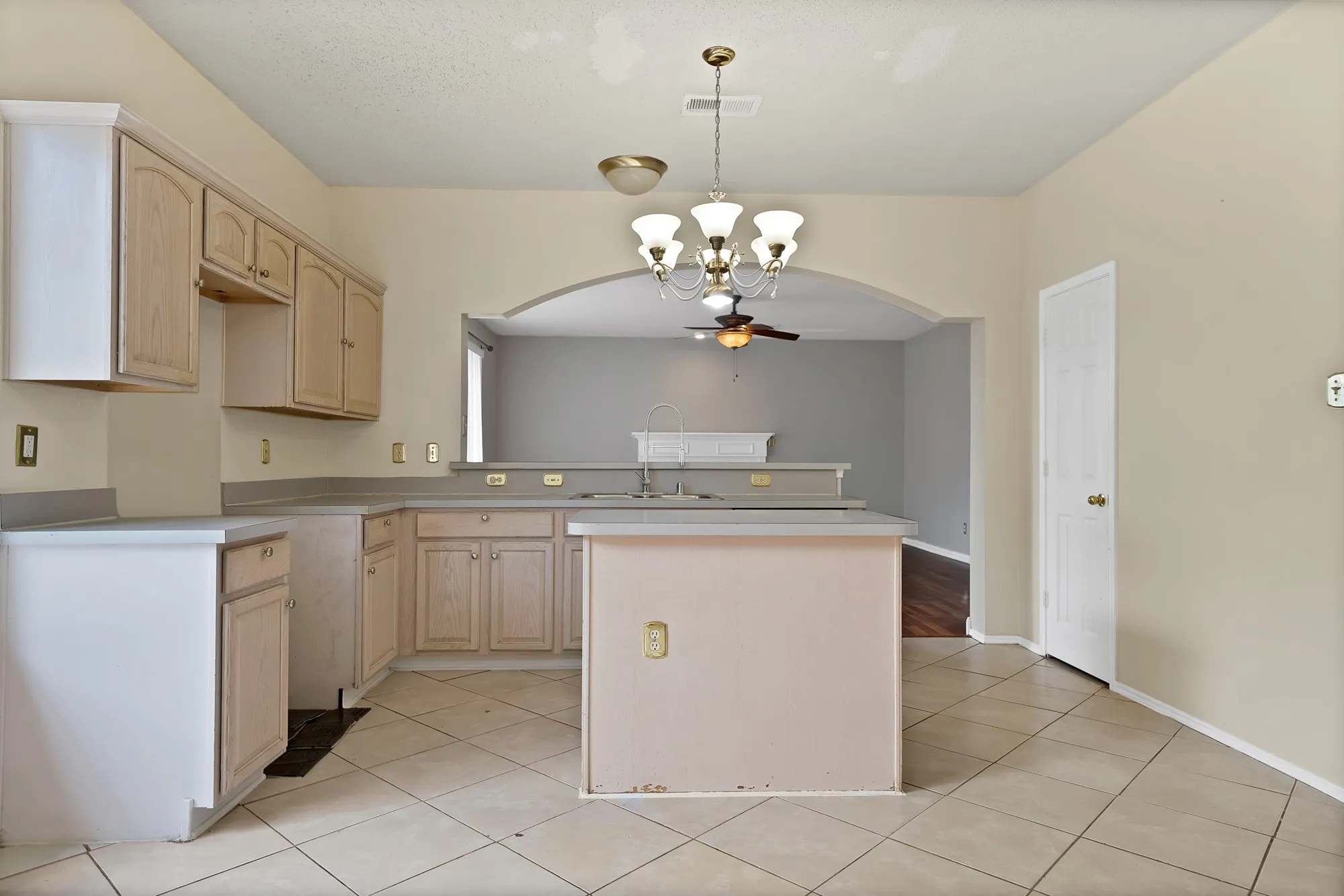 Single Family Residence For Rent in Dallas County , 745 Woodridge Drive, De Soto, Texas 75115, 4 Bedroom, 3 Bathroom, 2 Garage spaces, 2,382 Sqft, built in 2000, mls#21350663, Real Estate Agent in De Soto, Homes For Rent in Dallas county, Homes For Rent in De Soto, Realtor in De Soto Texas, Real Estate Brokerage Independent Realty Texas, Luminita Cordes Realtor