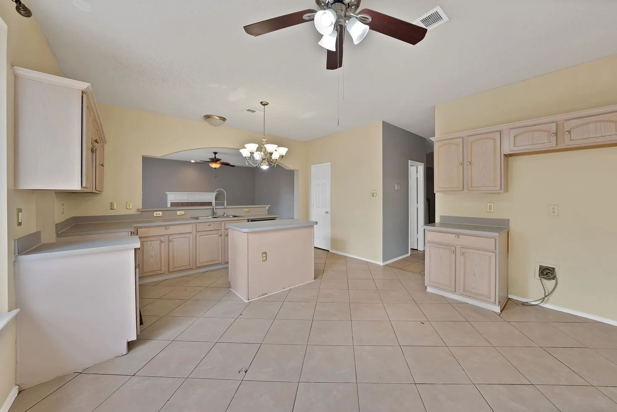 Single Family Residence For Rent in Dallas County , 745 Woodridge Drive, De Soto, Texas 75115, 4 Bedroom, 3 Bathroom, 2 Garage spaces, 2,382 Sqft, built in 2000, mls#21350663, Real Estate Agent in De Soto, Homes For Rent in Dallas county, Homes For Rent in De Soto, Realtor in De Soto Texas, Real Estate Brokerage Independent Realty Texas, Luminita Cordes Realtor
