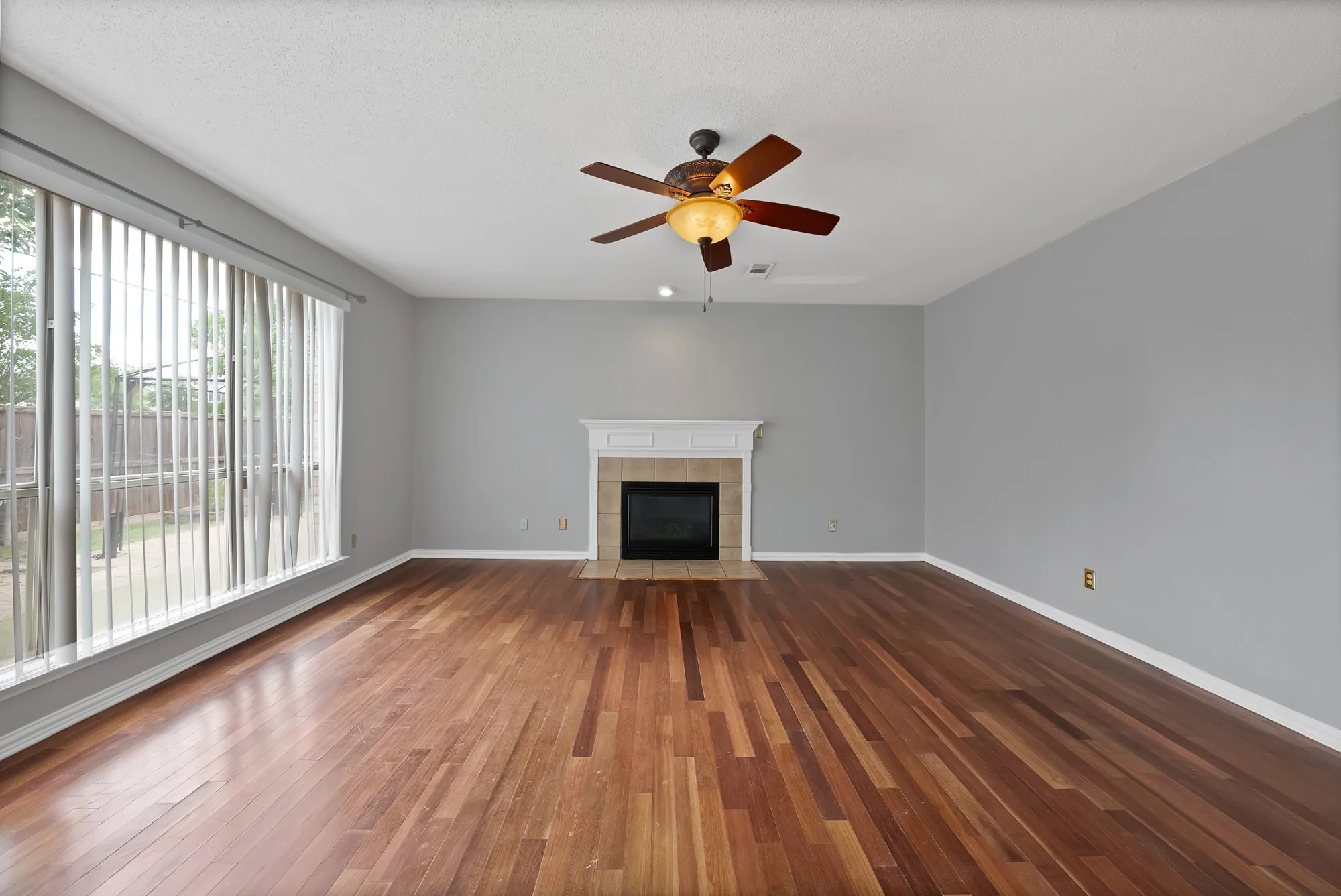 Single Family Residence For Rent in Dallas County , 745 Woodridge Drive, De Soto, Texas 75115, 4 Bedroom, 3 Bathroom, 2 Garage spaces, 2,382 Sqft, built in 2000, mls#21350663, Real Estate Agent in De Soto, Homes For Rent in Dallas county, Homes For Rent in De Soto, Realtor in De Soto Texas, Real Estate Brokerage Independent Realty Texas, Luminita Cordes Realtor