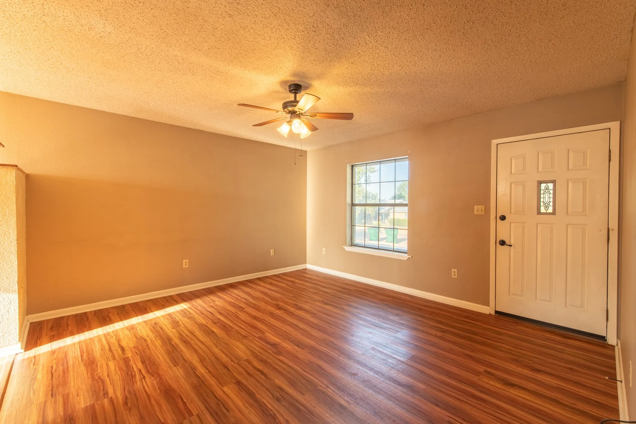 Single Family Residence For Sale in Hamilton County , 510 S Williams Street, Hamilton, Texas 76531, 3 Bedroom, 2 Bathroom, 1 Garage spaces, 1,179 Sqft, built in 1980, mls#21360893, Real Estate Agent in Hamilton, Homes For Sale in Hamilton county, Homes For Sale in Hamilton, Realtor in Hamilton Texas, Real Estate Brokerage Independent Realty Texas, Luminita Cordes Realtor