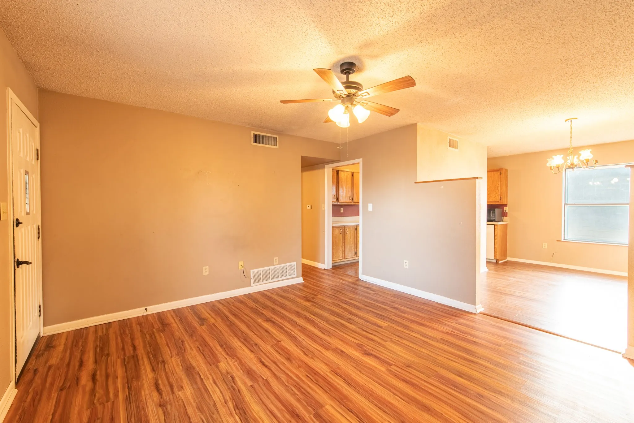 Single Family Residence For Sale in Hamilton County , 510 S Williams Street, Hamilton, Texas 76531, 3 Bedroom, 2 Bathroom, 1 Garage spaces, 1,179 Sqft, built in 1980, mls#21360893, Real Estate Agent in Hamilton, Homes For Sale in Hamilton county, Homes For Sale in Hamilton, Realtor in Hamilton Texas, Real Estate Brokerage Independent Realty Texas, Luminita Cordes Realtor