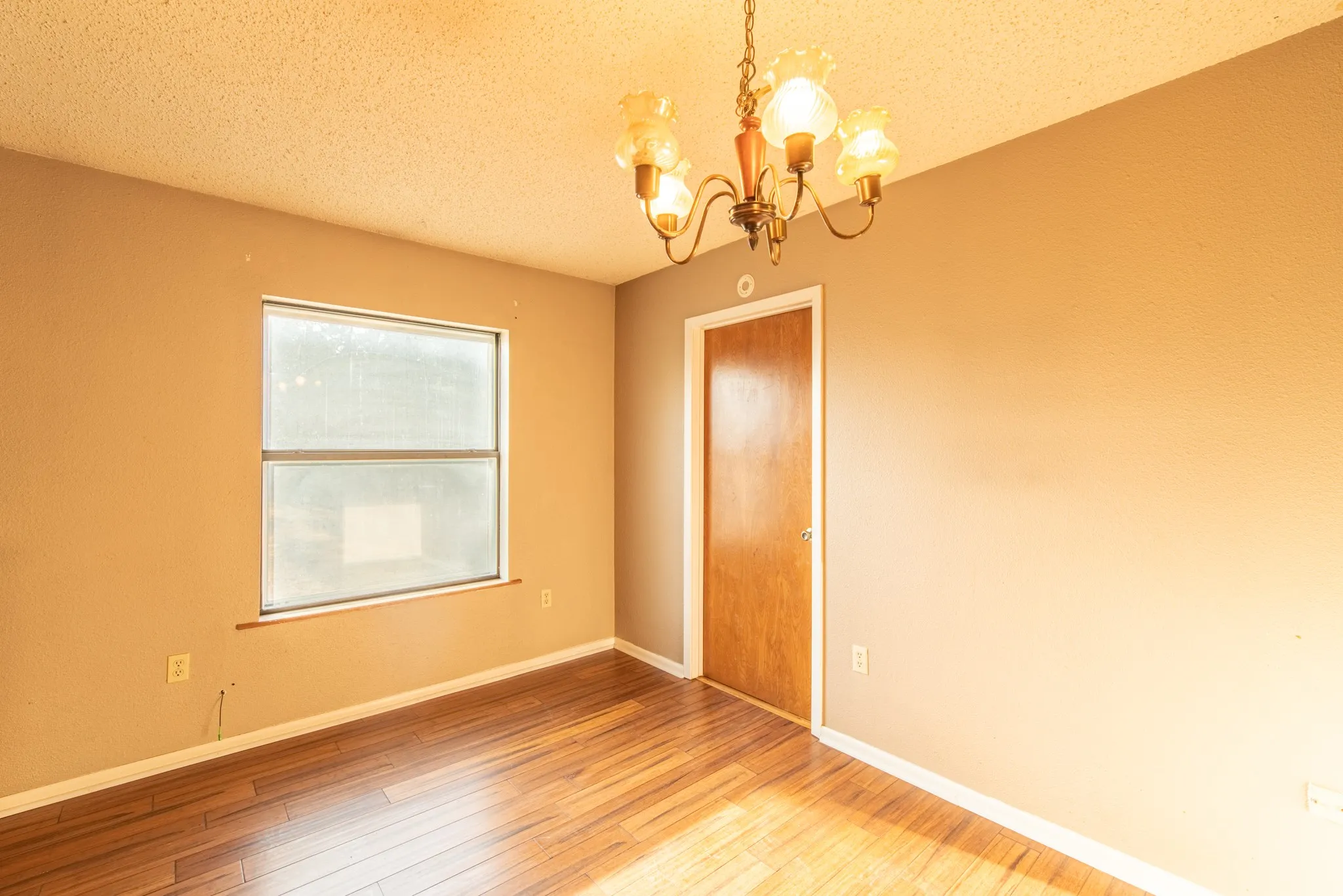 Single Family Residence For Sale in Hamilton County , 510 S Williams Street, Hamilton, Texas 76531, 3 Bedroom, 2 Bathroom, 1 Garage spaces, 1,179 Sqft, built in 1980, mls#21360893, Real Estate Agent in Hamilton, Homes For Sale in Hamilton county, Homes For Sale in Hamilton, Realtor in Hamilton Texas, Real Estate Brokerage Independent Realty Texas, Luminita Cordes Realtor