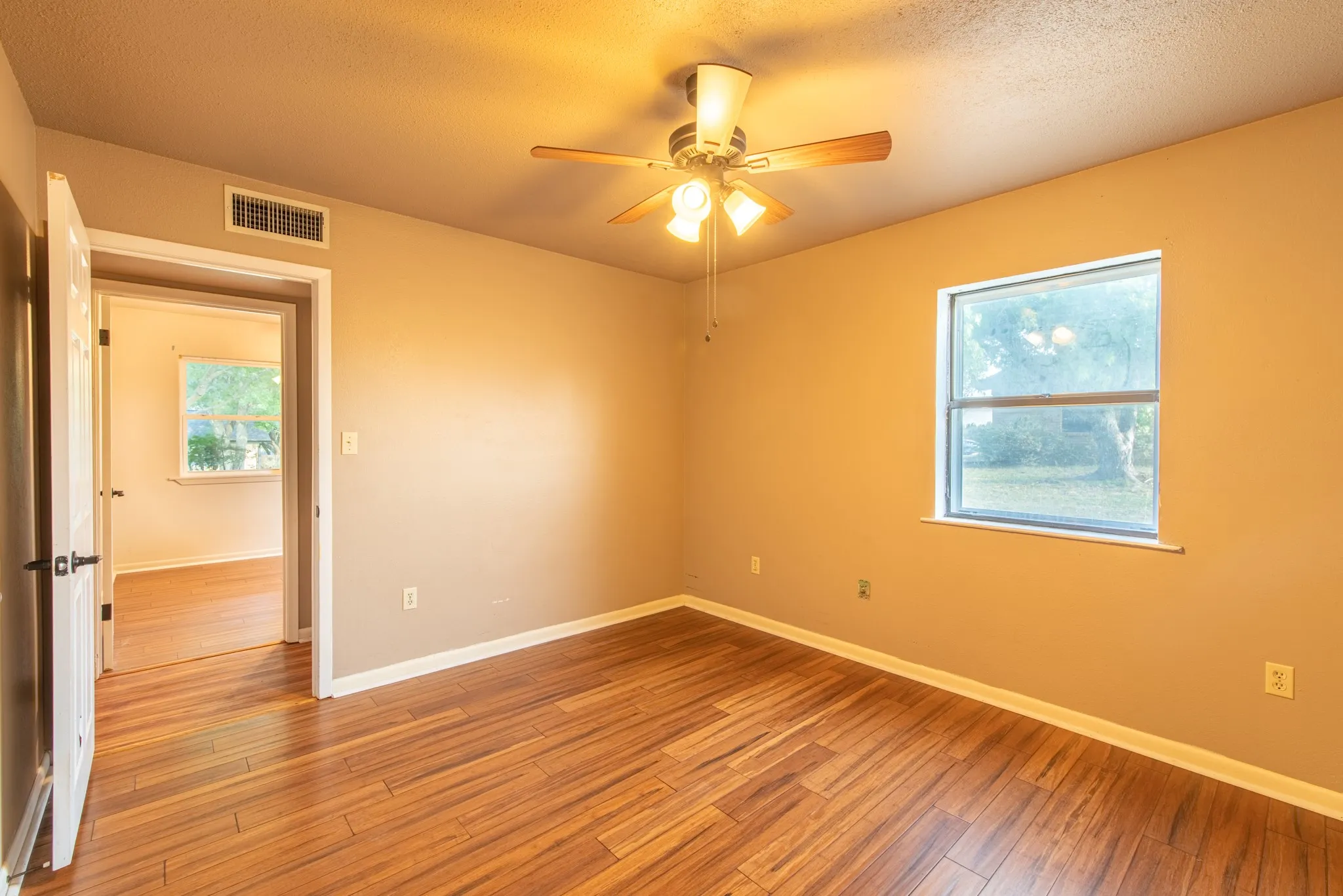 Single Family Residence For Sale in Hamilton County , 510 S Williams Street, Hamilton, Texas 76531, 3 Bedroom, 2 Bathroom, 1 Garage spaces, 1,179 Sqft, built in 1980, mls#21360893, Real Estate Agent in Hamilton, Homes For Sale in Hamilton county, Homes For Sale in Hamilton, Realtor in Hamilton Texas, Real Estate Brokerage Independent Realty Texas, Luminita Cordes Realtor