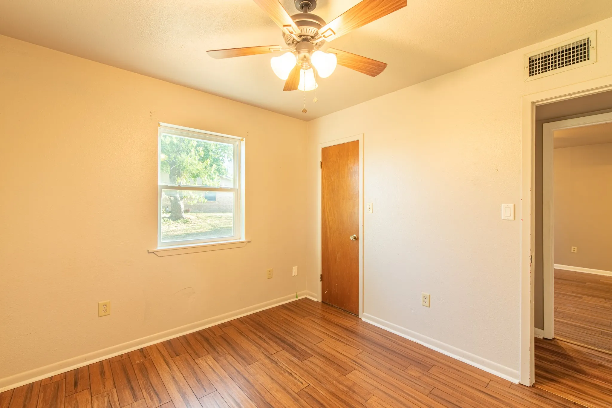 Single Family Residence For Sale in Hamilton County , 510 S Williams Street, Hamilton, Texas 76531, 3 Bedroom, 2 Bathroom, 1 Garage spaces, 1,179 Sqft, built in 1980, mls#21360893, Real Estate Agent in Hamilton, Homes For Sale in Hamilton county, Homes For Sale in Hamilton, Realtor in Hamilton Texas, Real Estate Brokerage Independent Realty Texas, Luminita Cordes Realtor