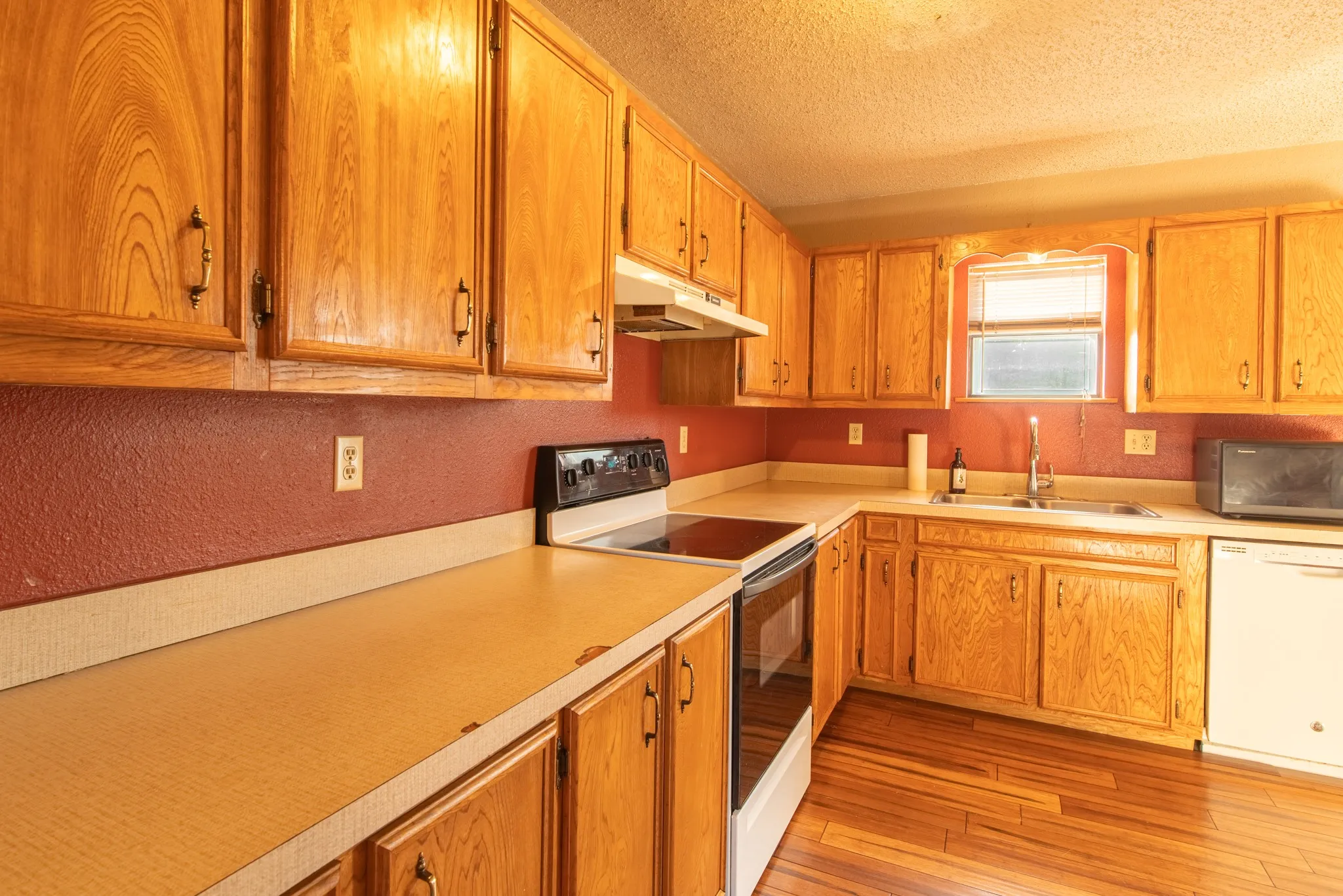 Single Family Residence For Sale in Hamilton County , 510 S Williams Street, Hamilton, Texas 76531, 3 Bedroom, 2 Bathroom, 1 Garage spaces, 1,179 Sqft, built in 1980, mls#21360893, Real Estate Agent in Hamilton, Homes For Sale in Hamilton county, Homes For Sale in Hamilton, Realtor in Hamilton Texas, Real Estate Brokerage Independent Realty Texas, Luminita Cordes Realtor